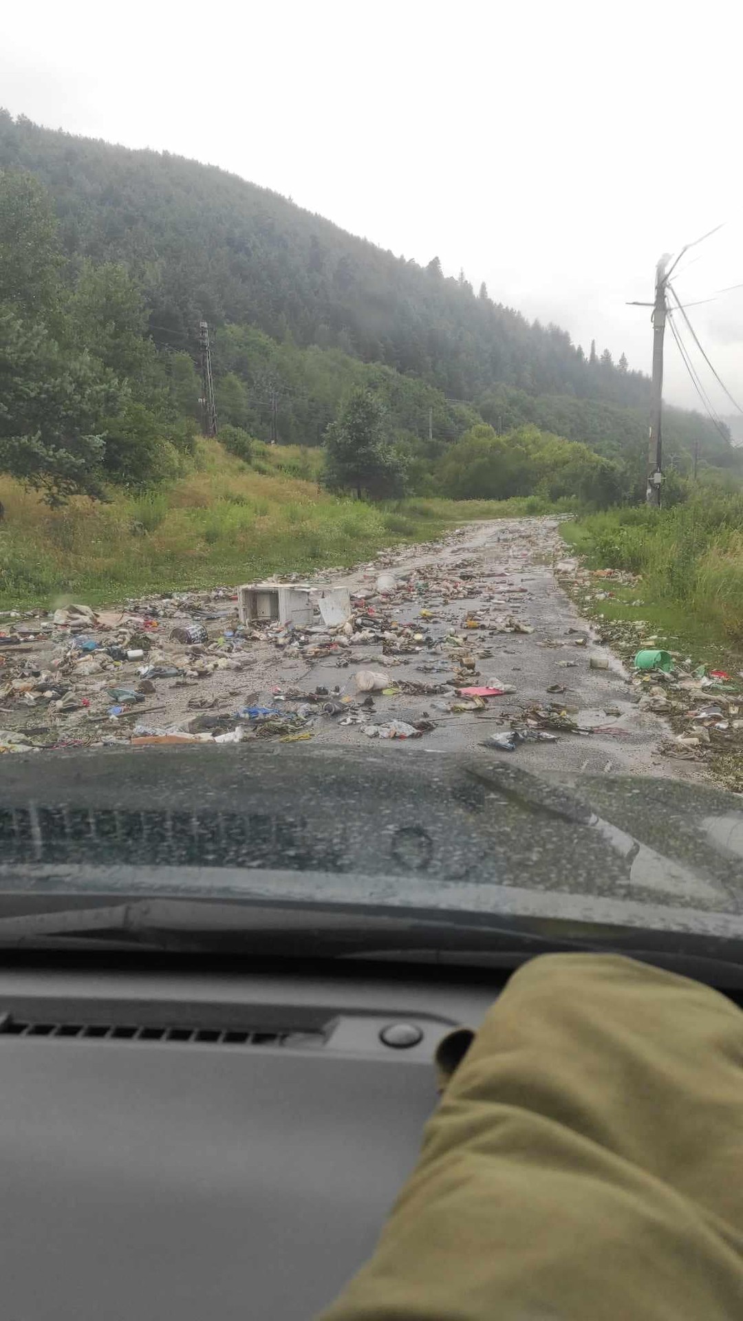 Odpad zo skládky berie dažďová voda.