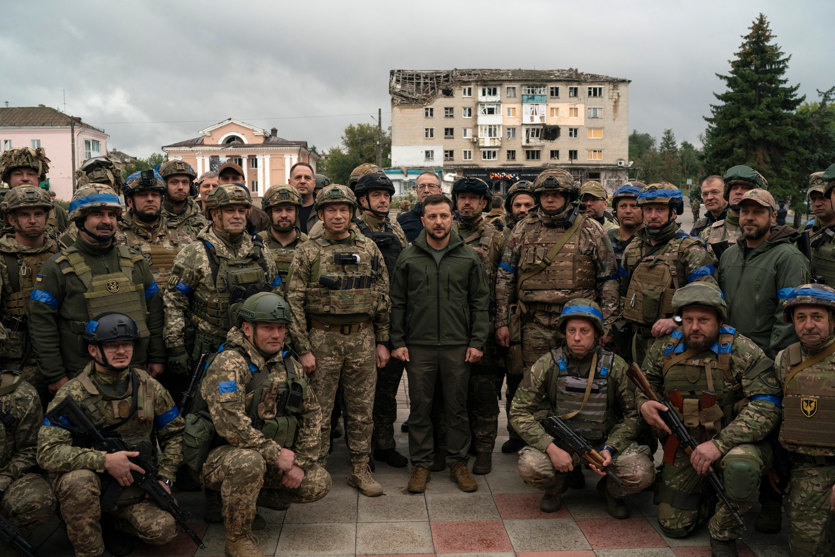 Ukrajinský prezident Volodymyr Zelenskyj pózuje s vojakmi po vztýčení ukrajinskej vlajky v ukrajinskom meste Izium.