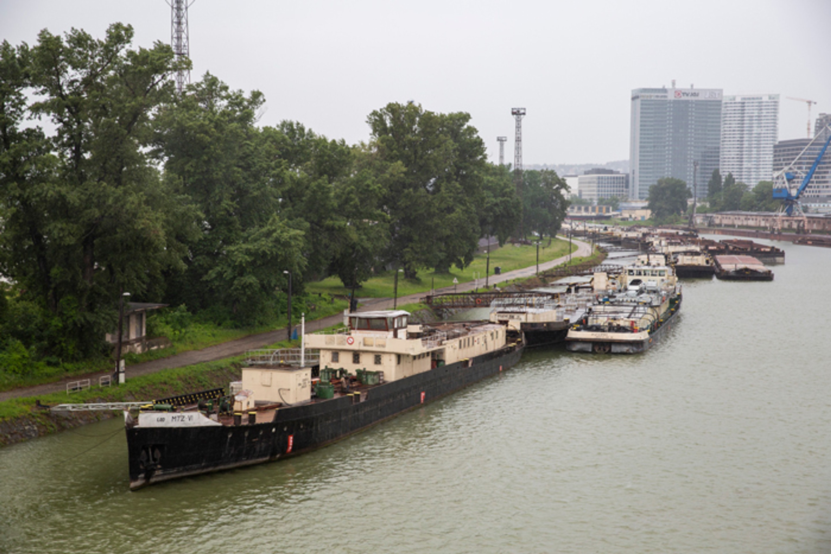 Záchranná loď hľadá preživších v rieke Dunaj