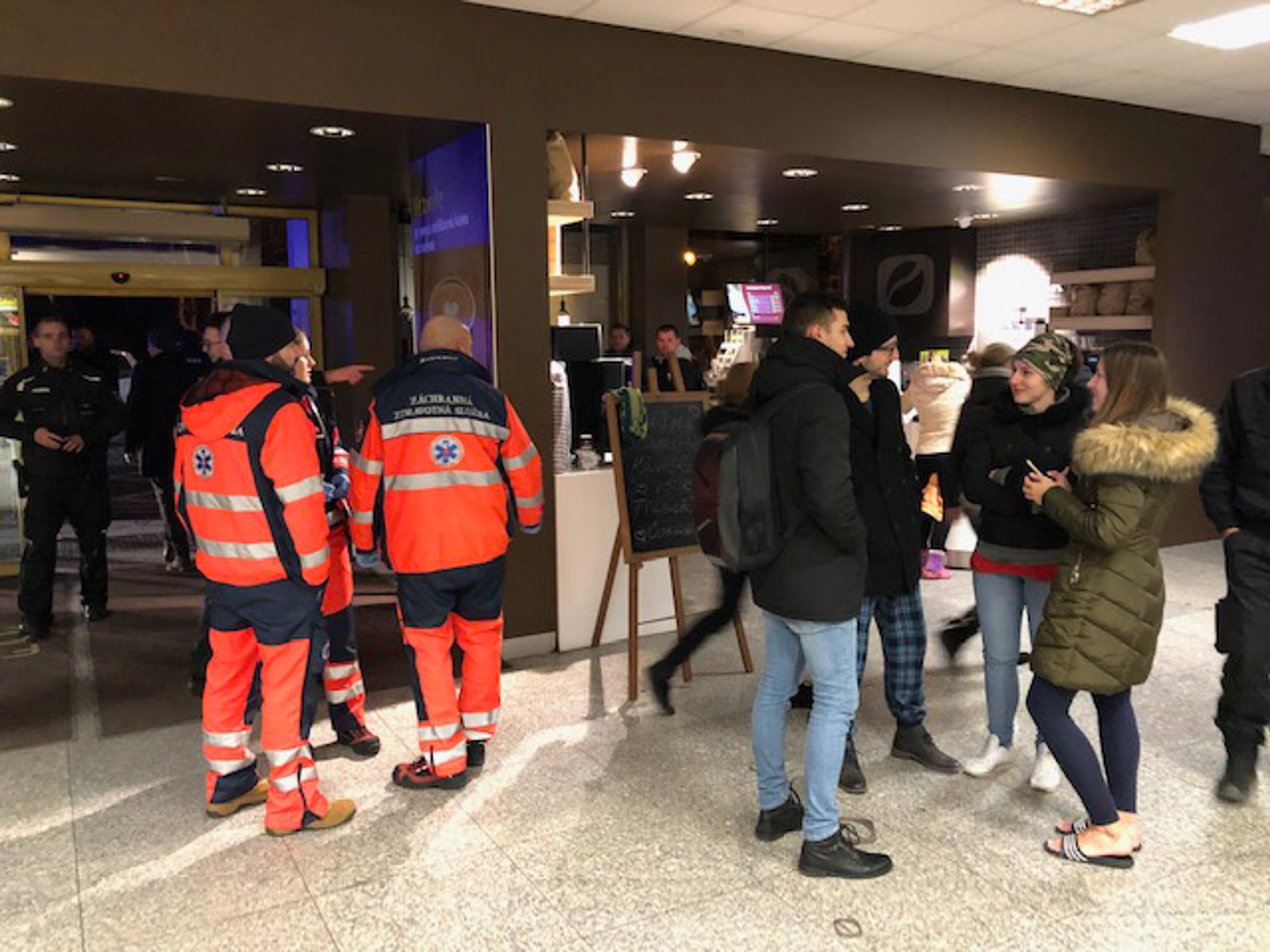 Evakuovaní obyvatelia internátu pri Slovnafte po požiari.