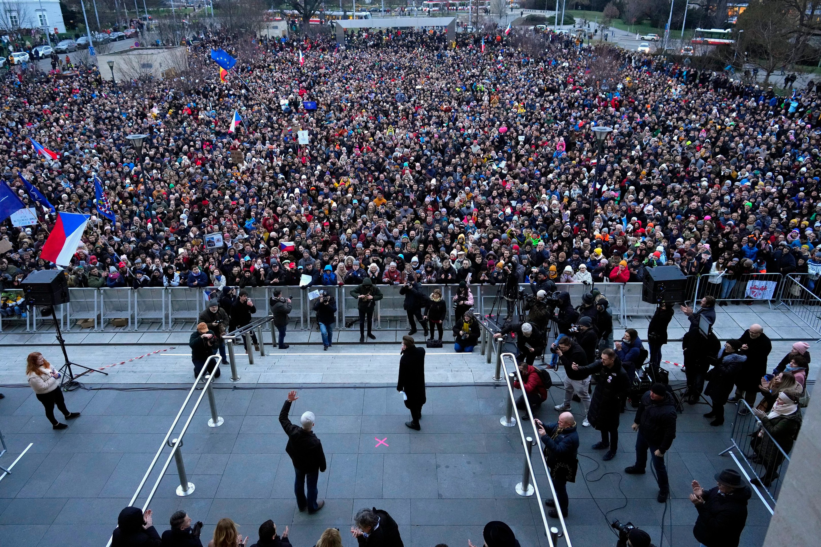 Zhromáždenie na podporu kandidatúry Petra Pavla na prezidenta pred brnenským Janáčkovým divadlom, kam ho prišli podporiť neúspešní kandidáti Danuša Nerudová a Pavel Fischer.