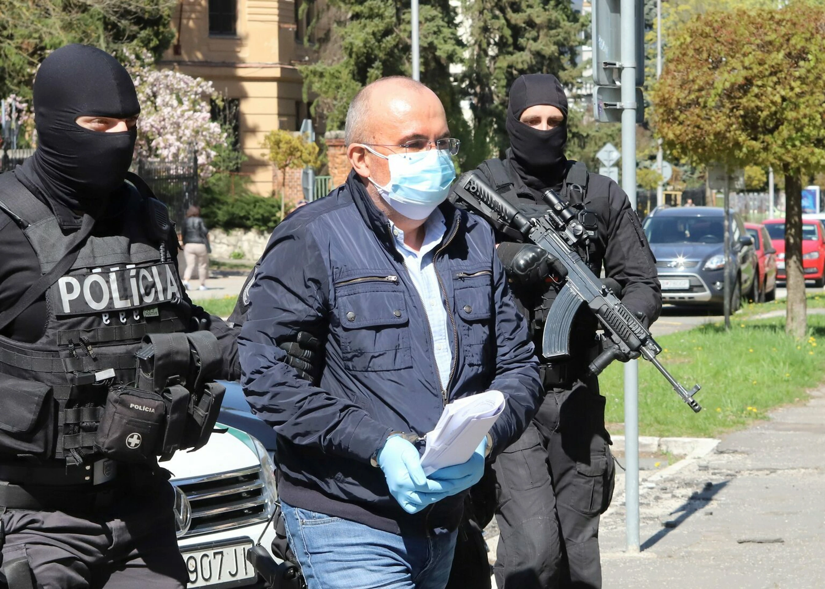 Muž prechádza cez prechod pre chodcov na prázdnej ulici v Teheráne.