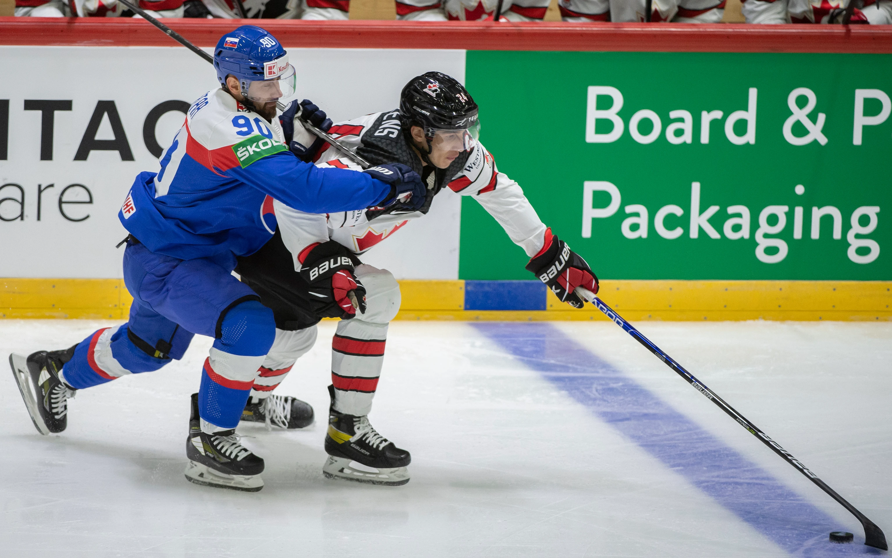 Zľava kapitán Tomáš Tatar a Dylan Cozens (Kanada) v zápase na MS 2022.