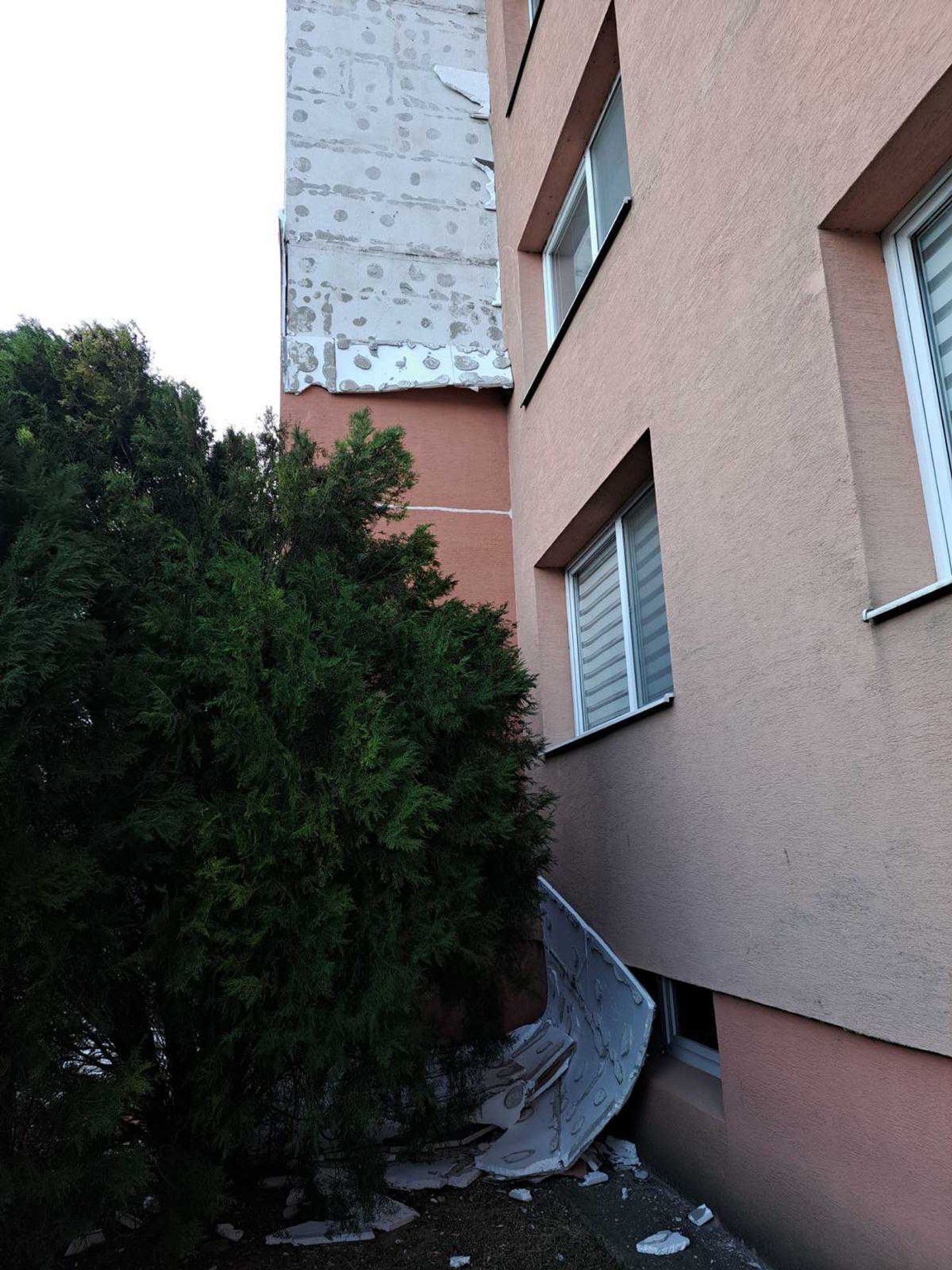 Silný vietor v Trnave strhol kusy zateplenia