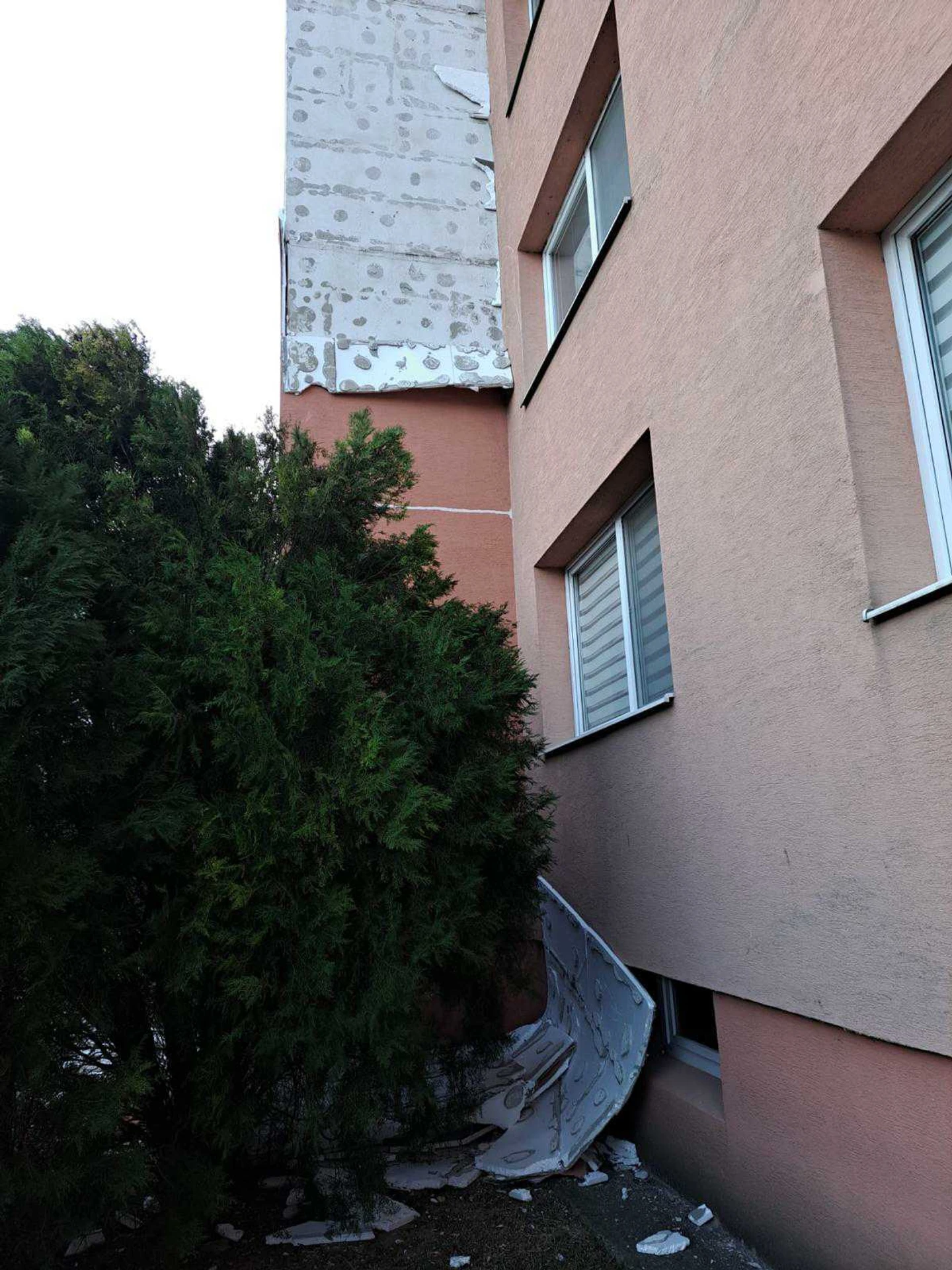 Silný vietor v Trnave strhol kusy zateplenia