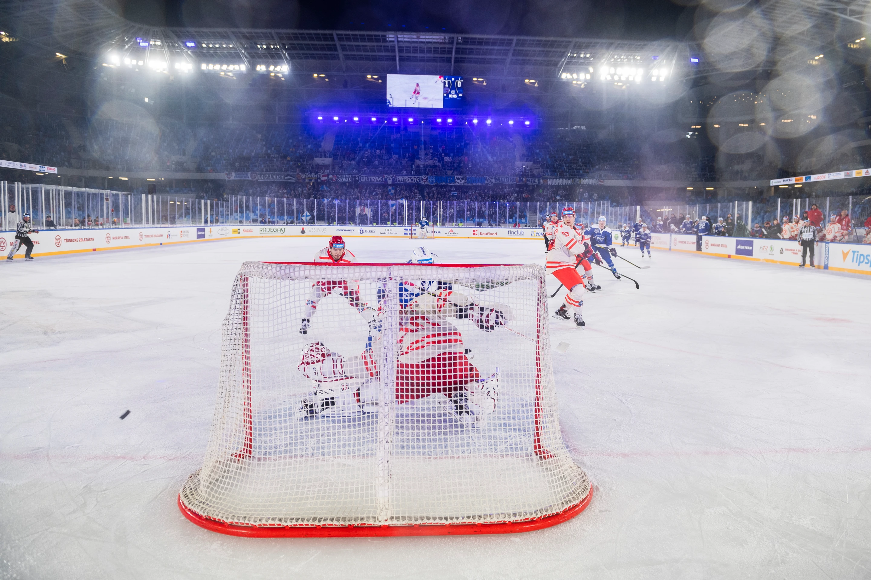 Na snímke brankár HC Oceláři Třinec Ondřej Kacetl sleduje puk počas zápasu na hokejovom podujatí Kaufland Winter Games HC Oceláři Třinec - HC Kometa Brno.