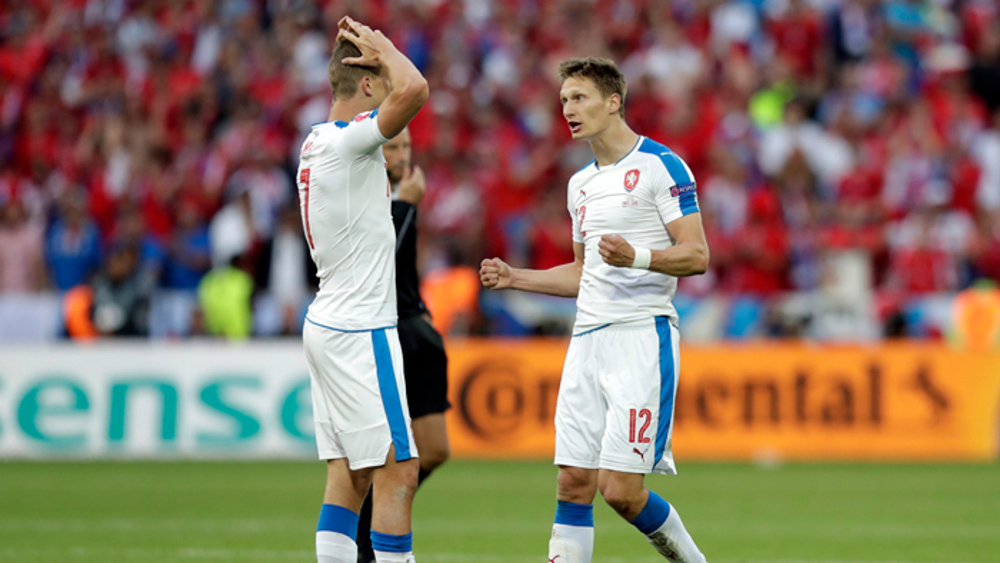 Strelci oboch českých gólov Milan Škoda (vpravo) a Tomáš Necid.