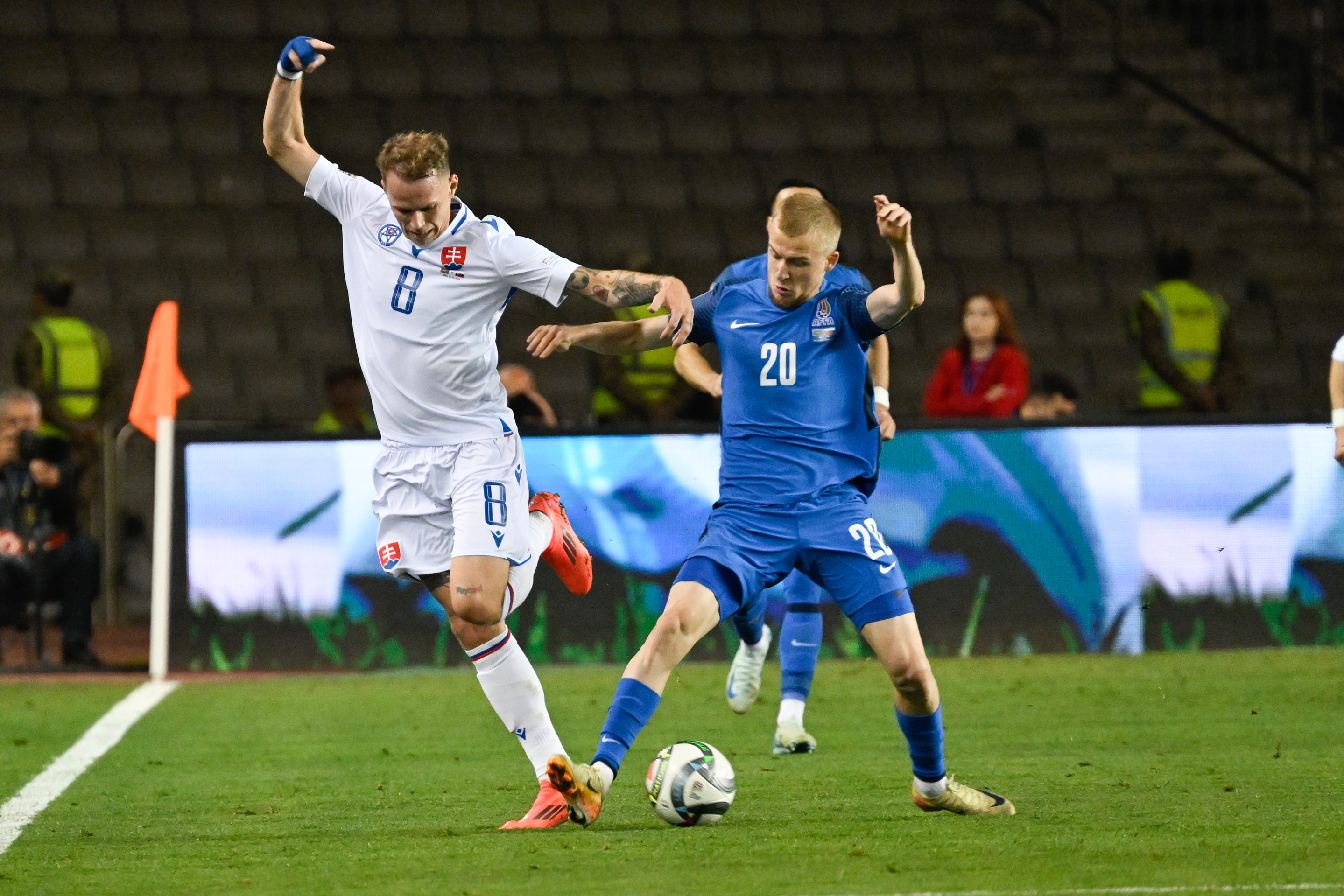 Na snímke vľavo Ondrej Duda (Slovensko) a vpravo Aleksej Isajev (Azerbajdžan).