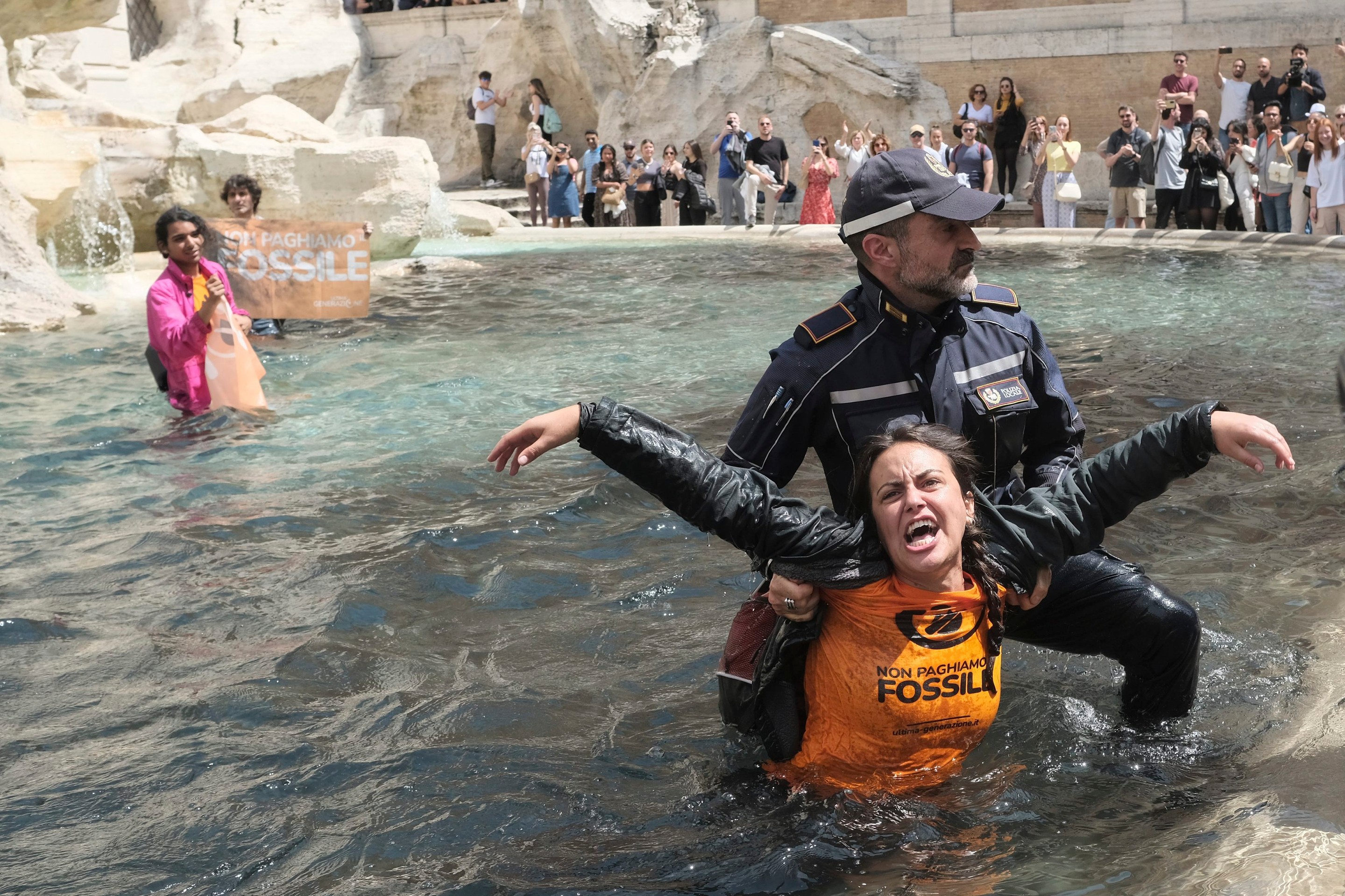 Protest klimatických aktivistov vo Fontáne di Trevi v Ríme.