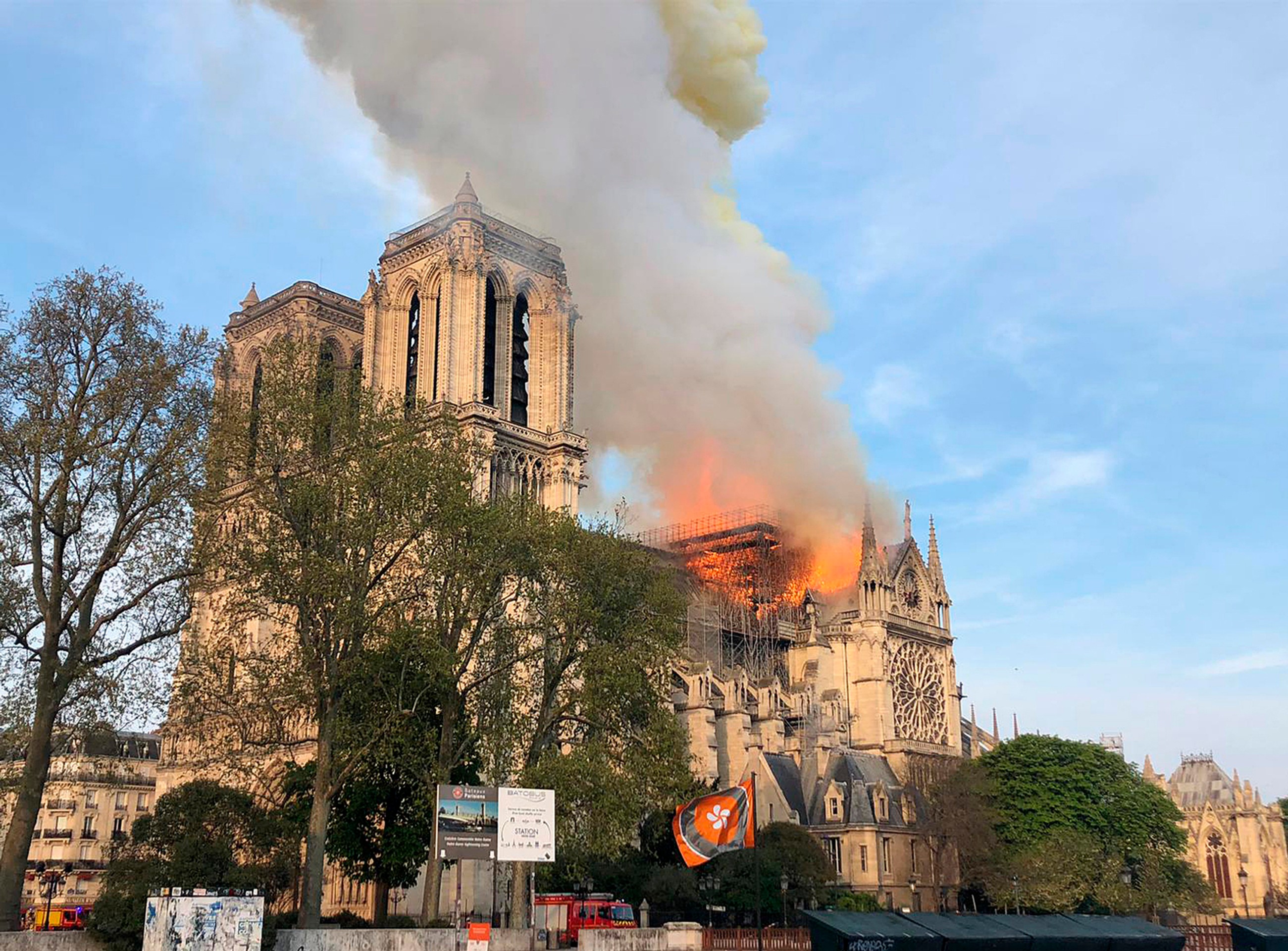 Pýcha Paríža je v plameňoch: Spadla veža katedrály Notre-Dame!