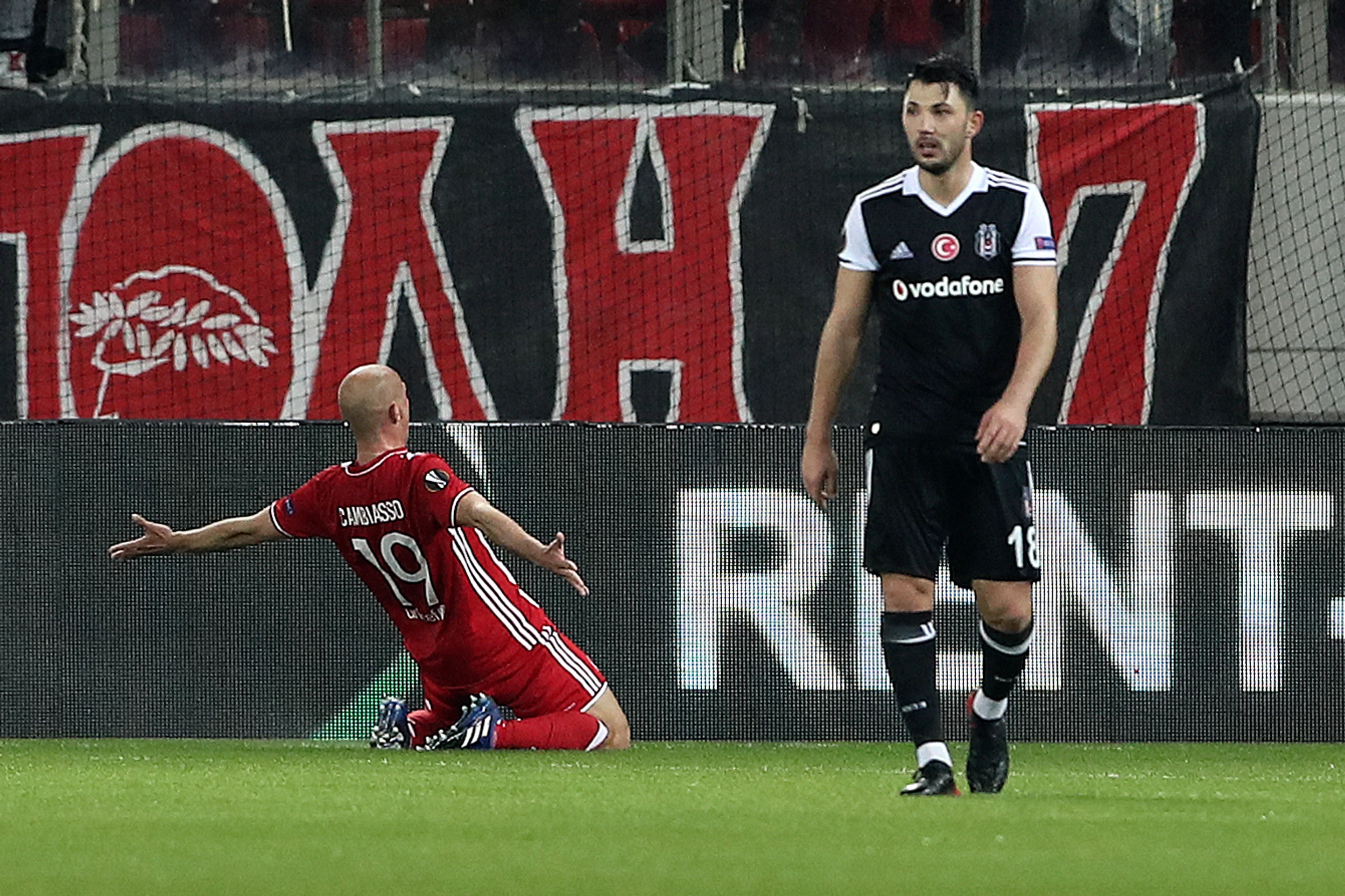 Esteban Cambiasso z Olympiacosu oslavuje svoj gól v osemfinále EL proti Besiktasu.