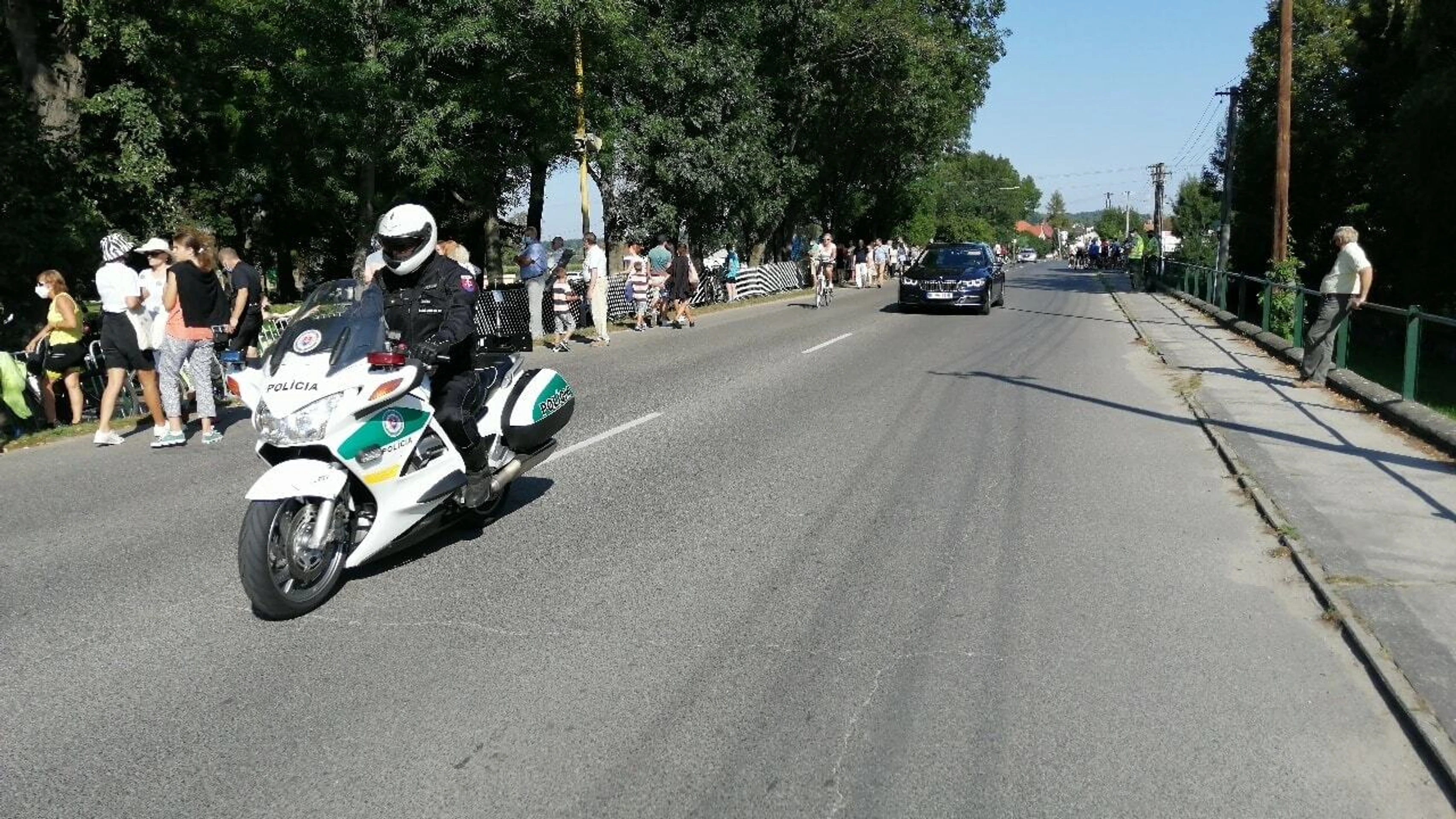 Zuzka Fečová sa venuje flyfitu a akrobatickému cvičeniu v kruhu