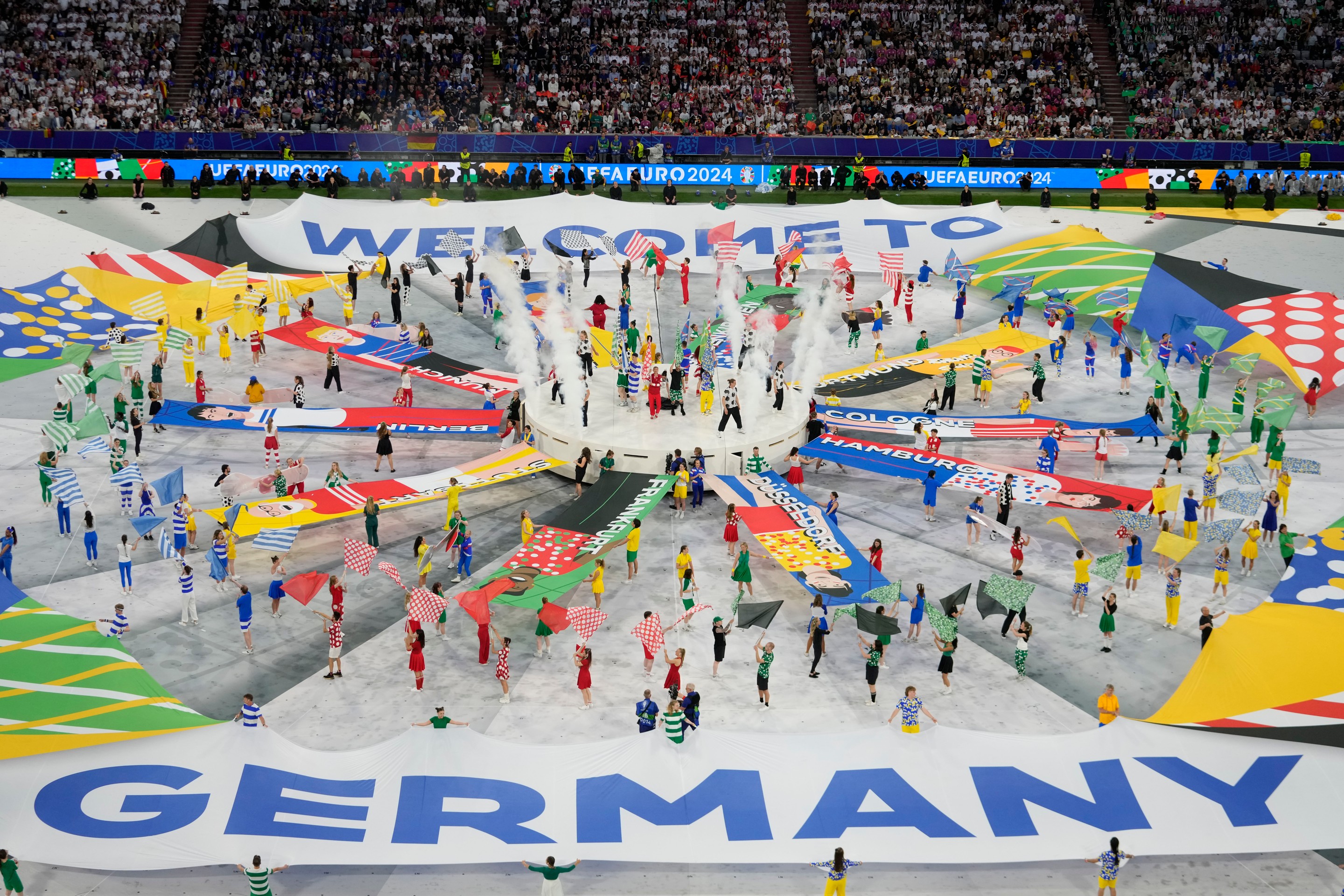 Na snímke otvárací ceremoniál pred úvodným zápasom A-skupiny ME vo futbale Nemecko - Škótsko v Mníchove.