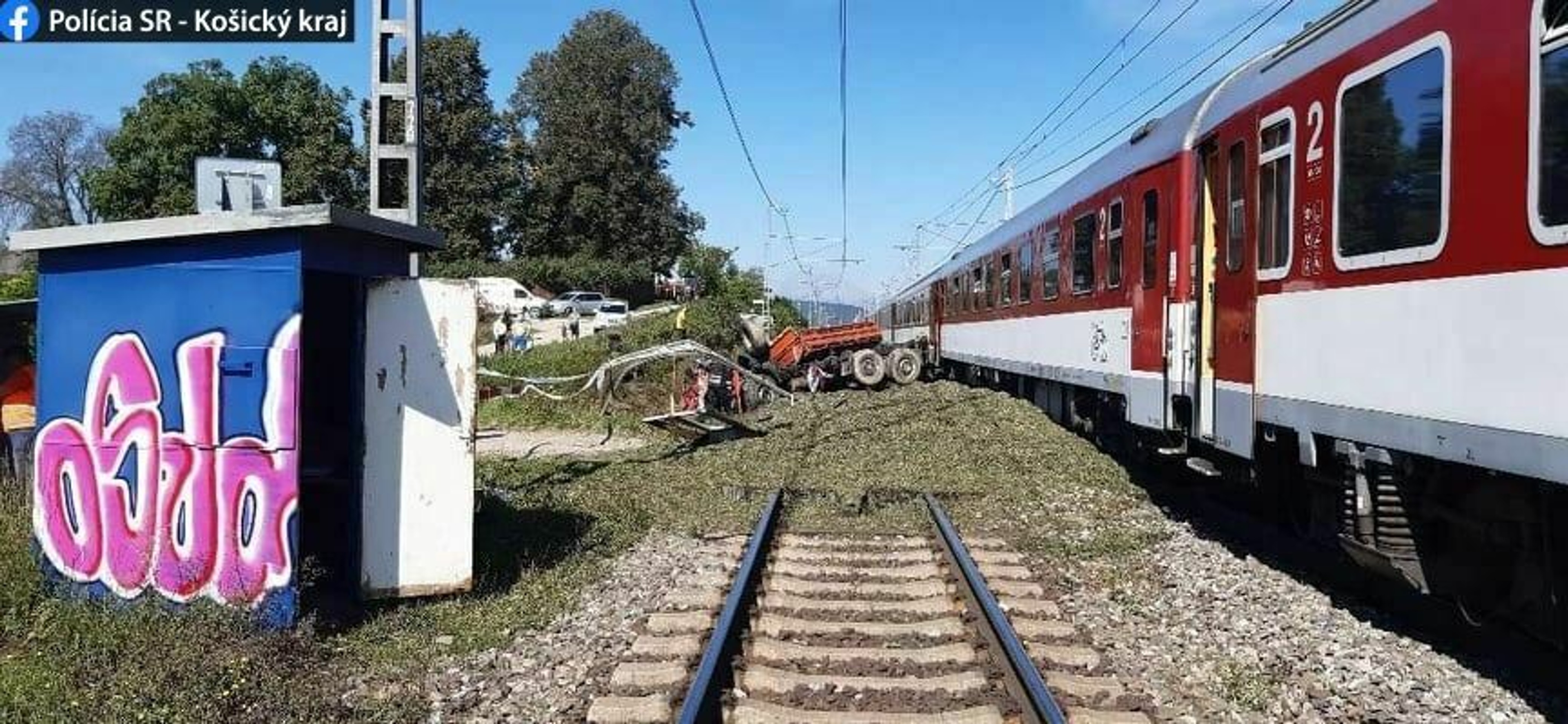 Nehoda nákladného auta, ktorý sa zrazil s rýchlikom z Košíc do Bratislavy pri obci Letanovce.