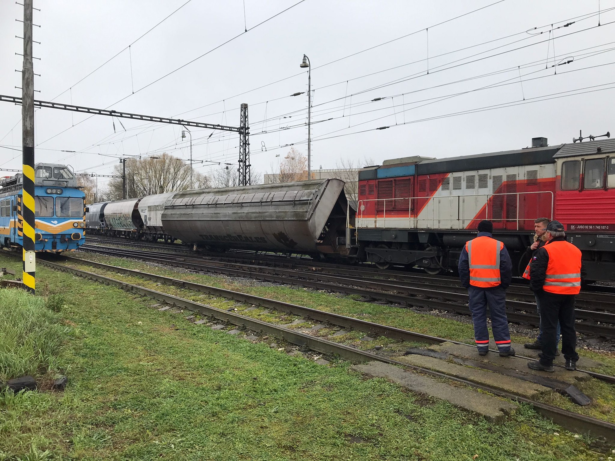 Vykoľajený nákladný vlak.