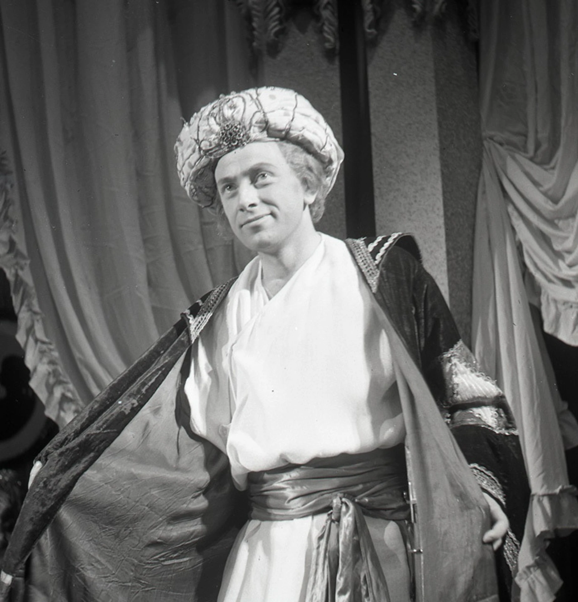 Karol Machata v úlohe Ludmíra v inscenácii satirickej komédie Pán Jowialski . (6. októbra 1955.)