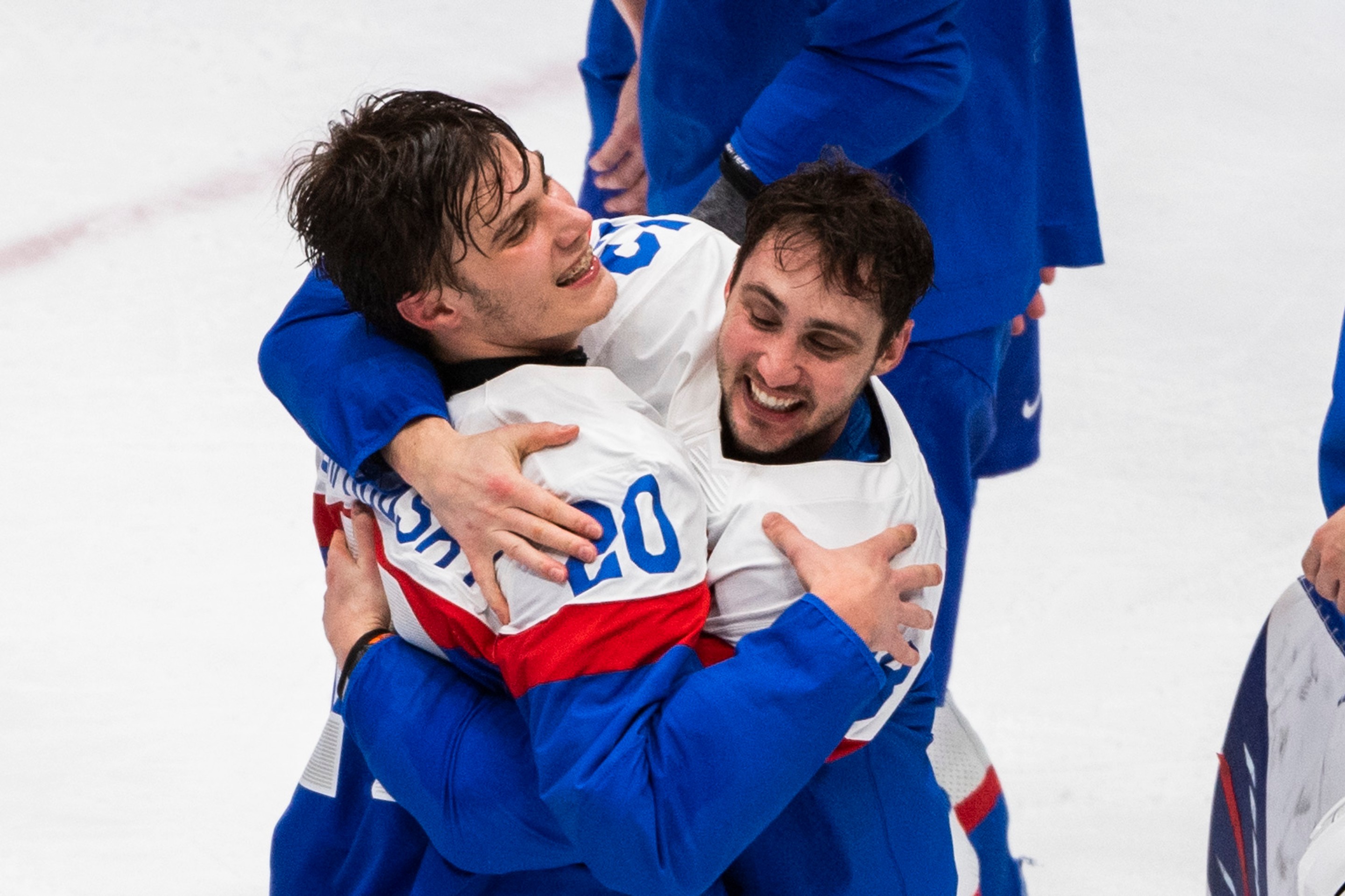 Na snímke hokejisti Slovenska zľava Juraj Slafkovský a Tomáš Jurčo po výhre nad Švédskom.