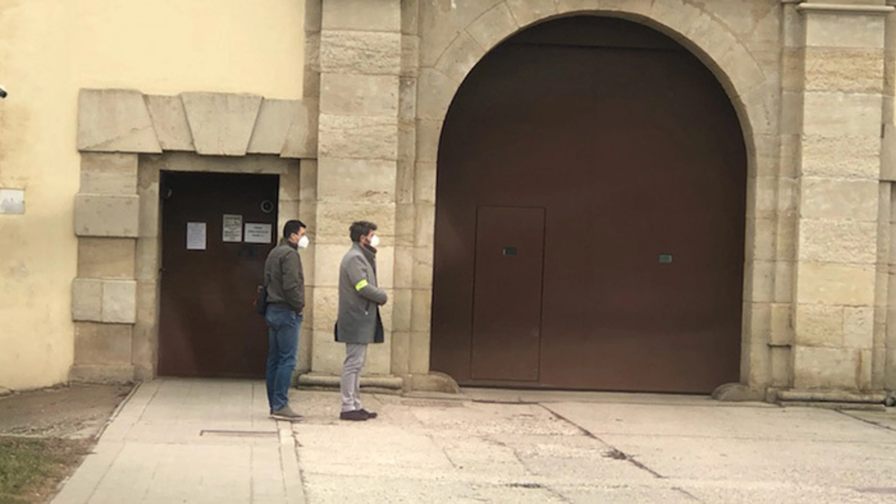 Muži, ktorí čakali po prepustení na Martina Kvietika.