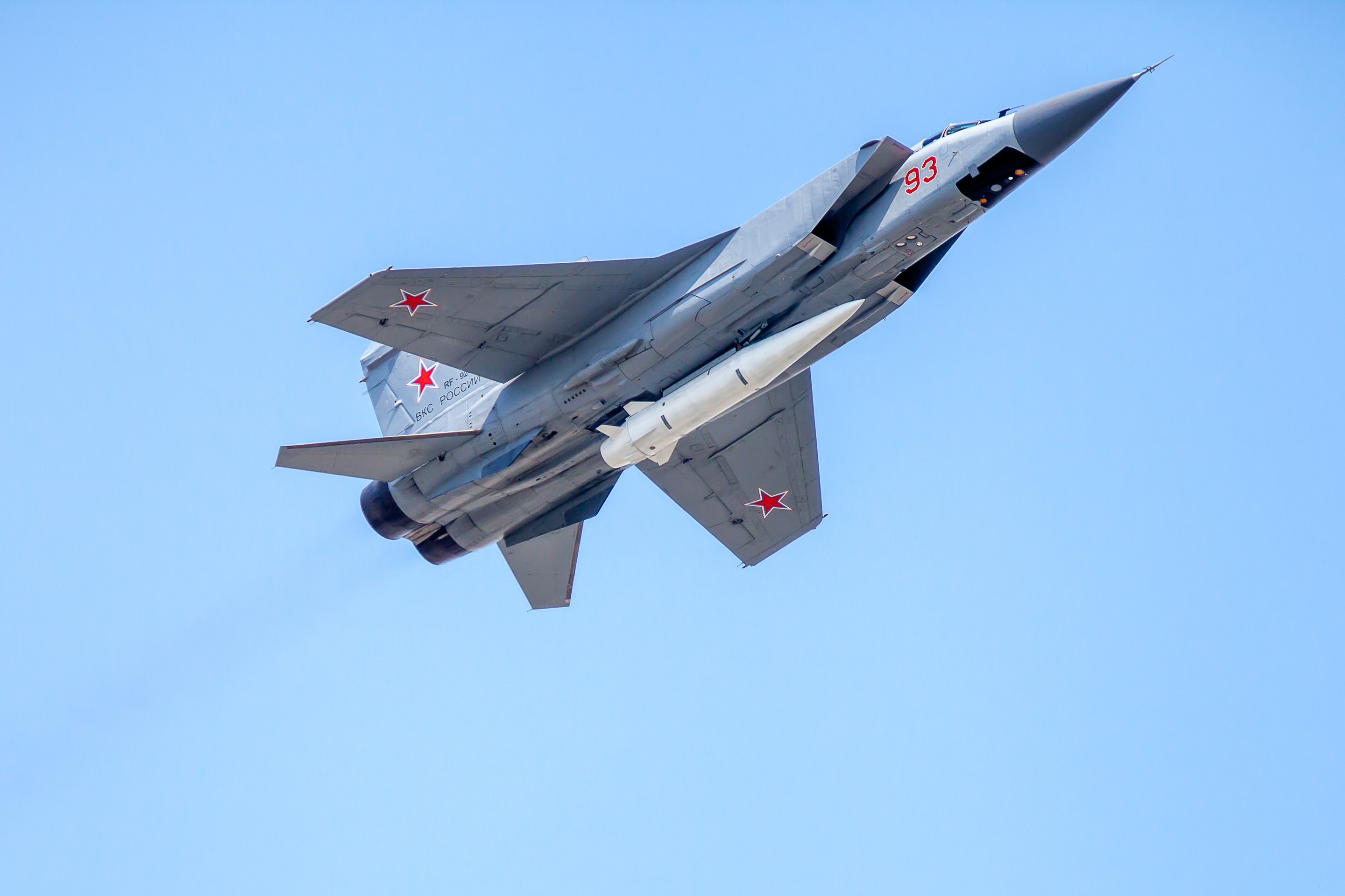 Ruská stíhačka MiG-31 s raketou Kh-47M2 Kinžal.  