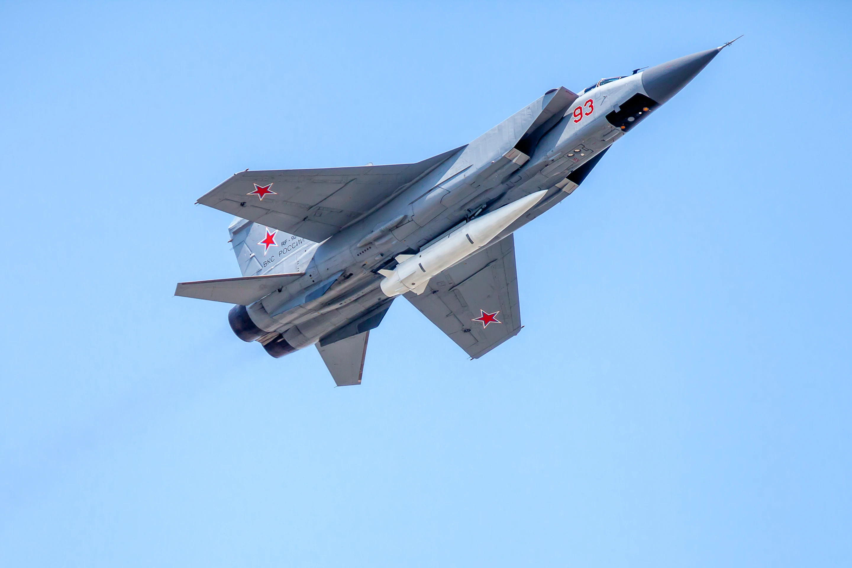 Ruská stíhačka MiG-31 s raketou Kh-47M2 Kinžal.  