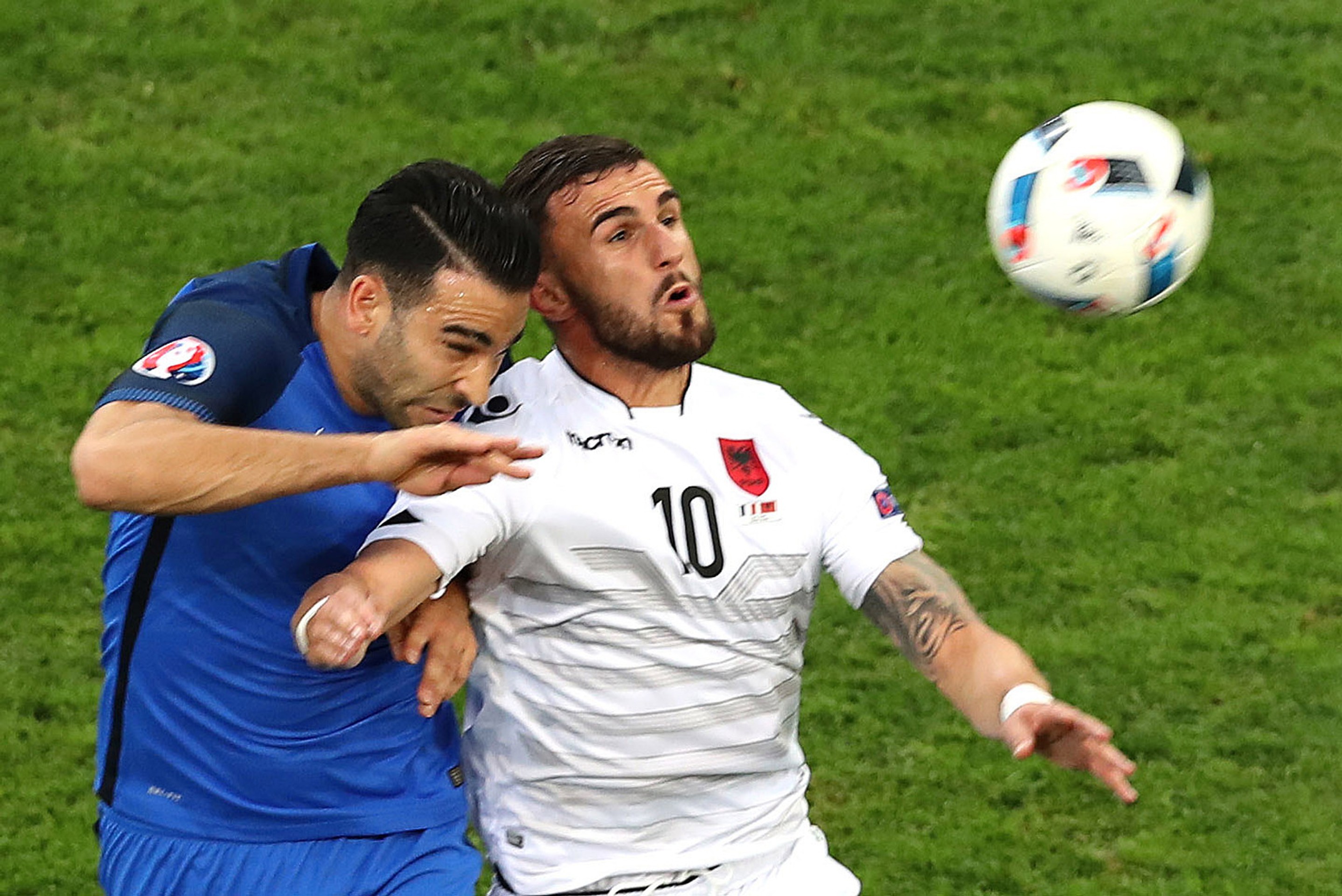 Francúz Adil Rami (vľavo) a Albánec Armando Sadiku bojujú o loptu v zápase na ME u "galského kohúta".