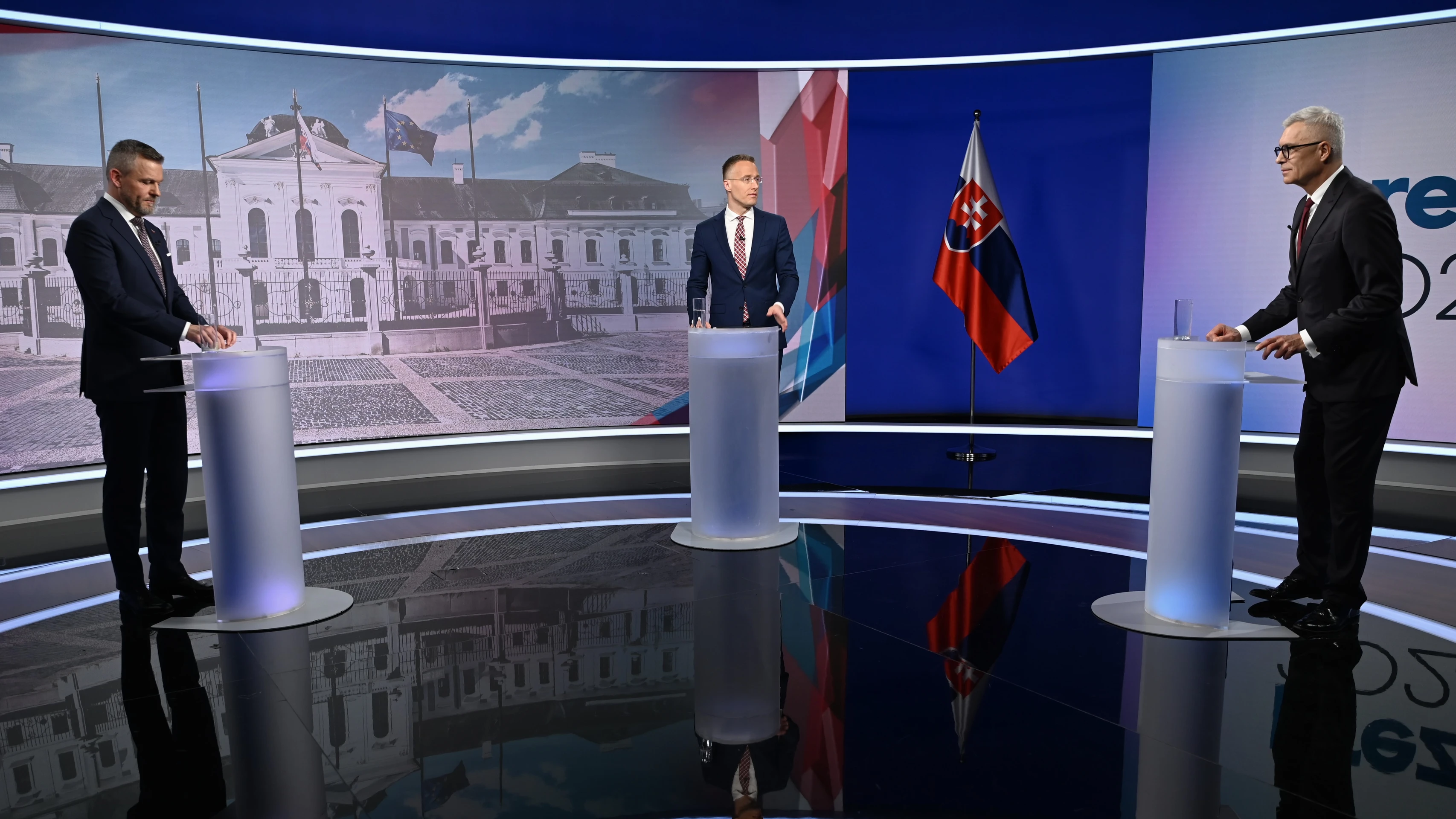 Predvolebná diskusia s Petrom Pellegrinim a Ivanom Korčokom.