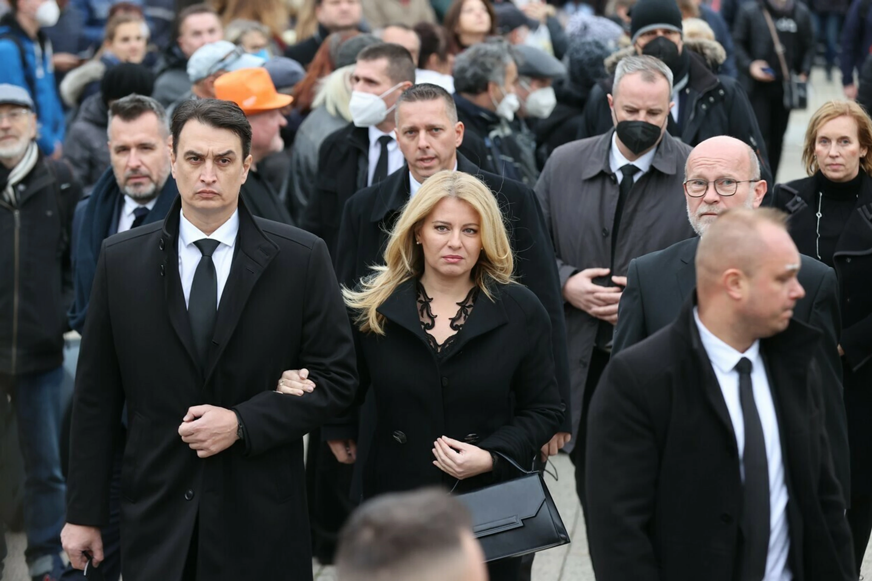Prezidentka SR Zuzana Čaputová s partnerom na poslednej rozlúčke Mekyho Žbirku