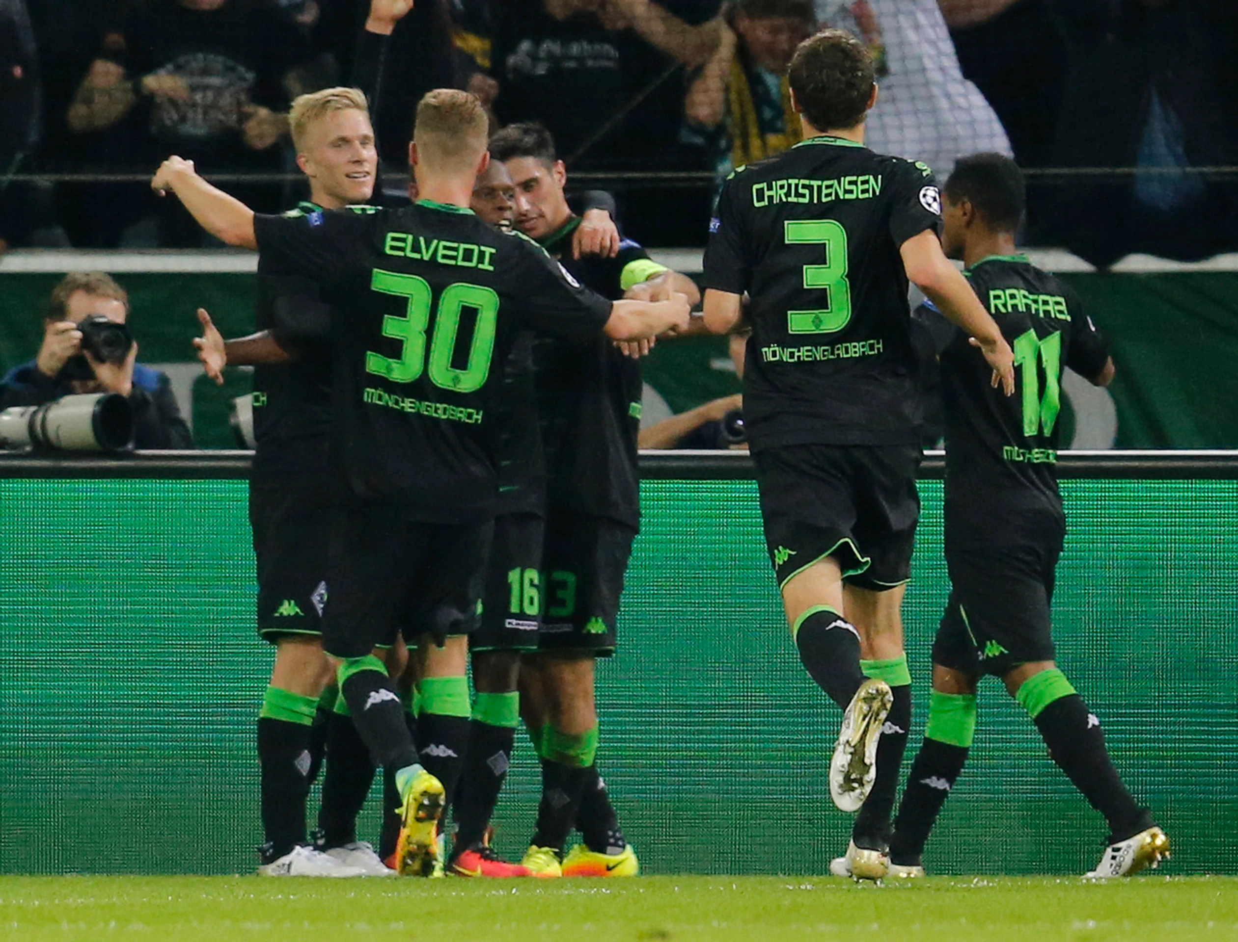 Radosť hráčov Borussie Mönchengladbach po strelení gólu v domácom zápase LM proti FC Barcelona.