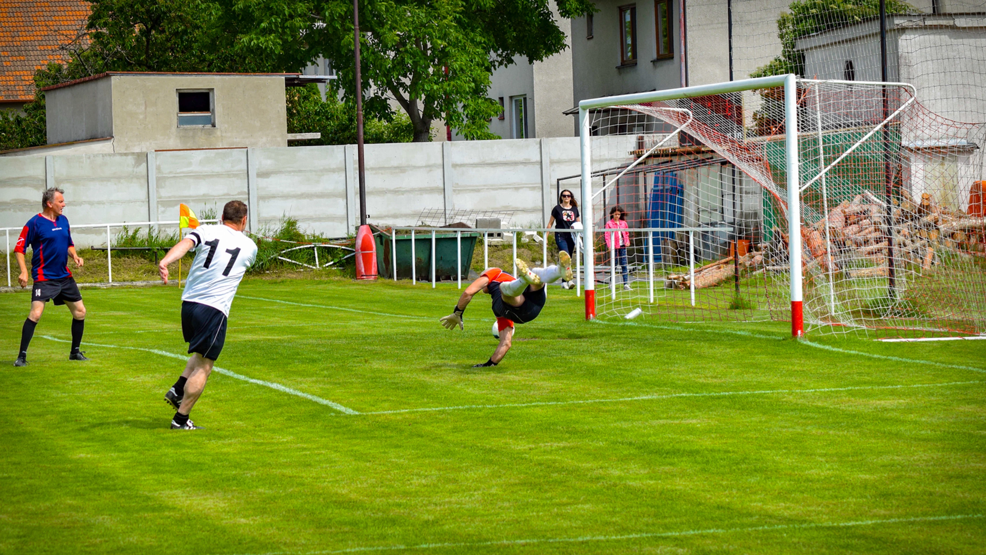 Pred derby si zahrali aj starí páni 