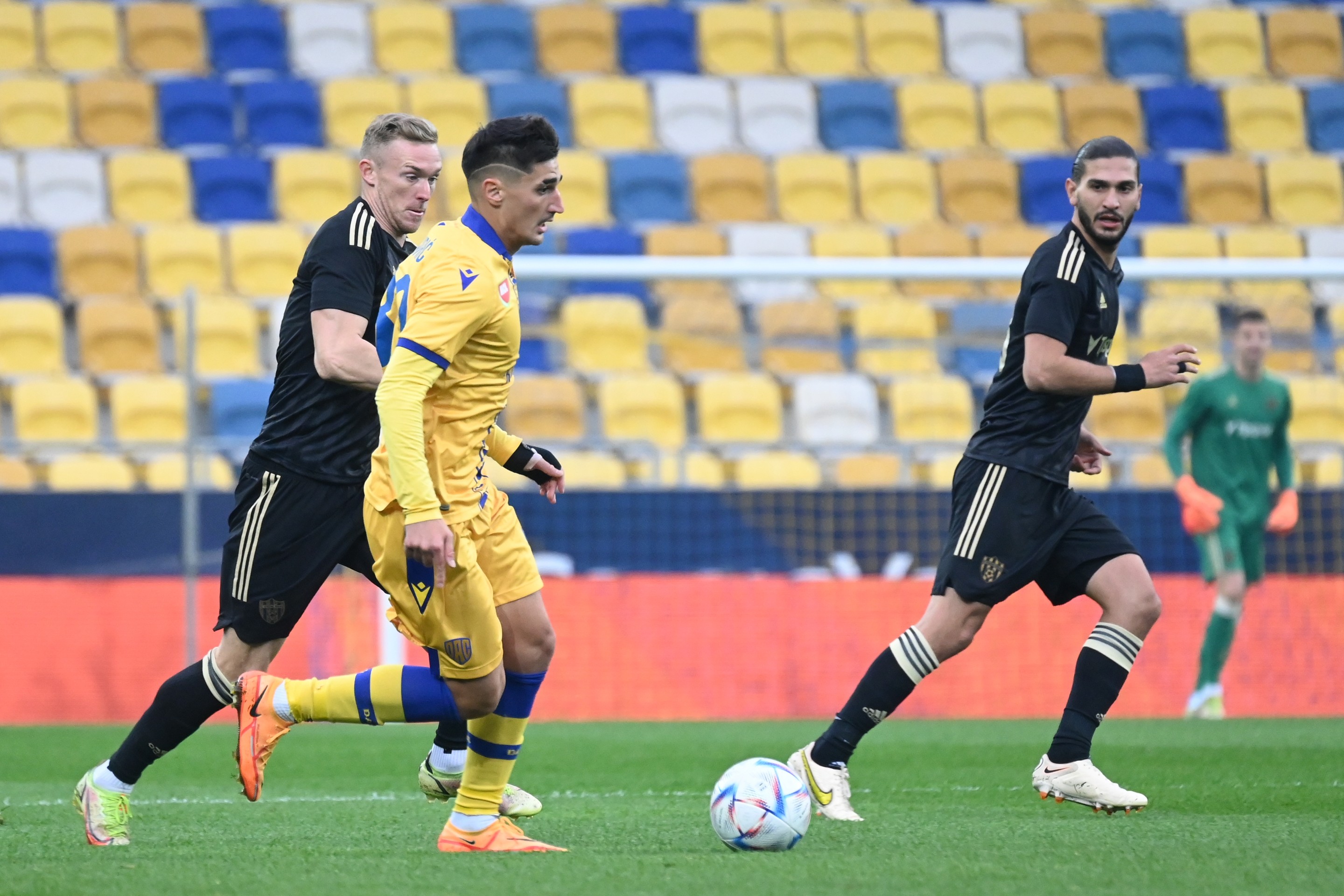 Zľava hráč Trnavy Roman Procházka, hráč DAC-u Željko Gavrič a hráč Trnavy Kyriakos Savvidis bojujú o loptu počas zápasu 17. kola Fortuna ligy.