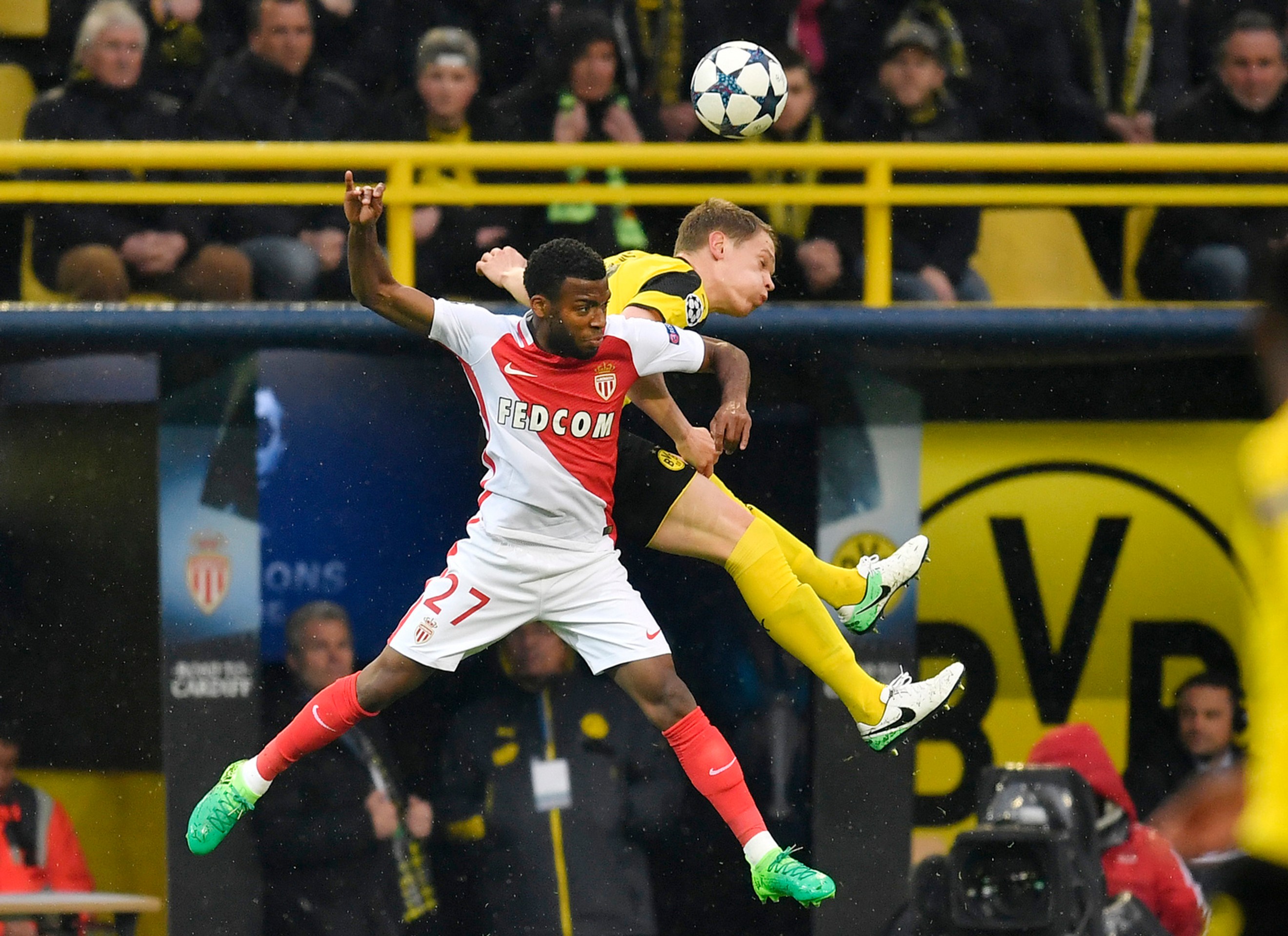 Thomas Lemar (vľavo) z Monaca hlavičkuje vo štvrťfinále LM spolu s Lukaszom Piszczekom z Dortmundu.