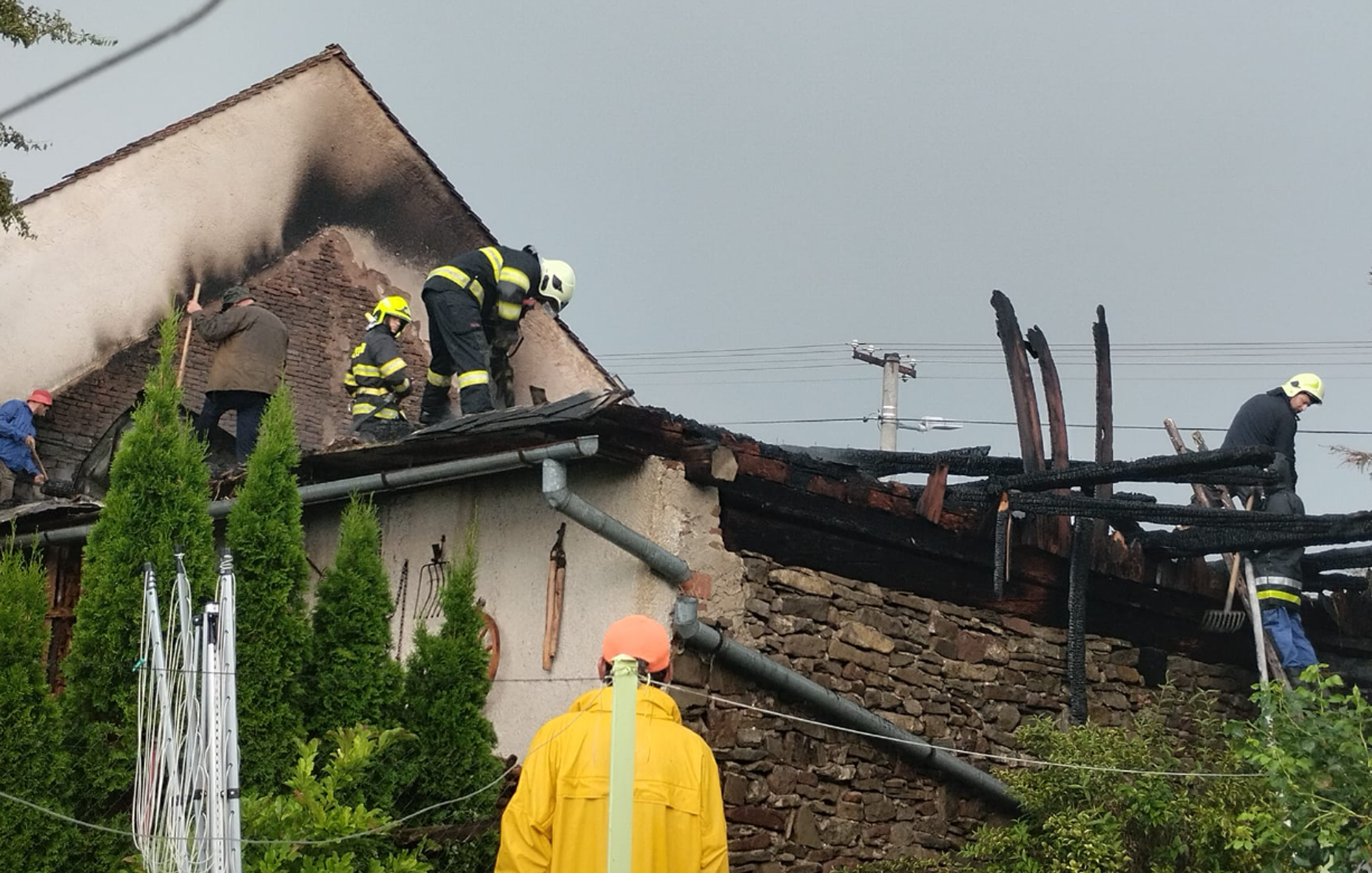 Po zásahu bleskom začala v obci horieť stodola.