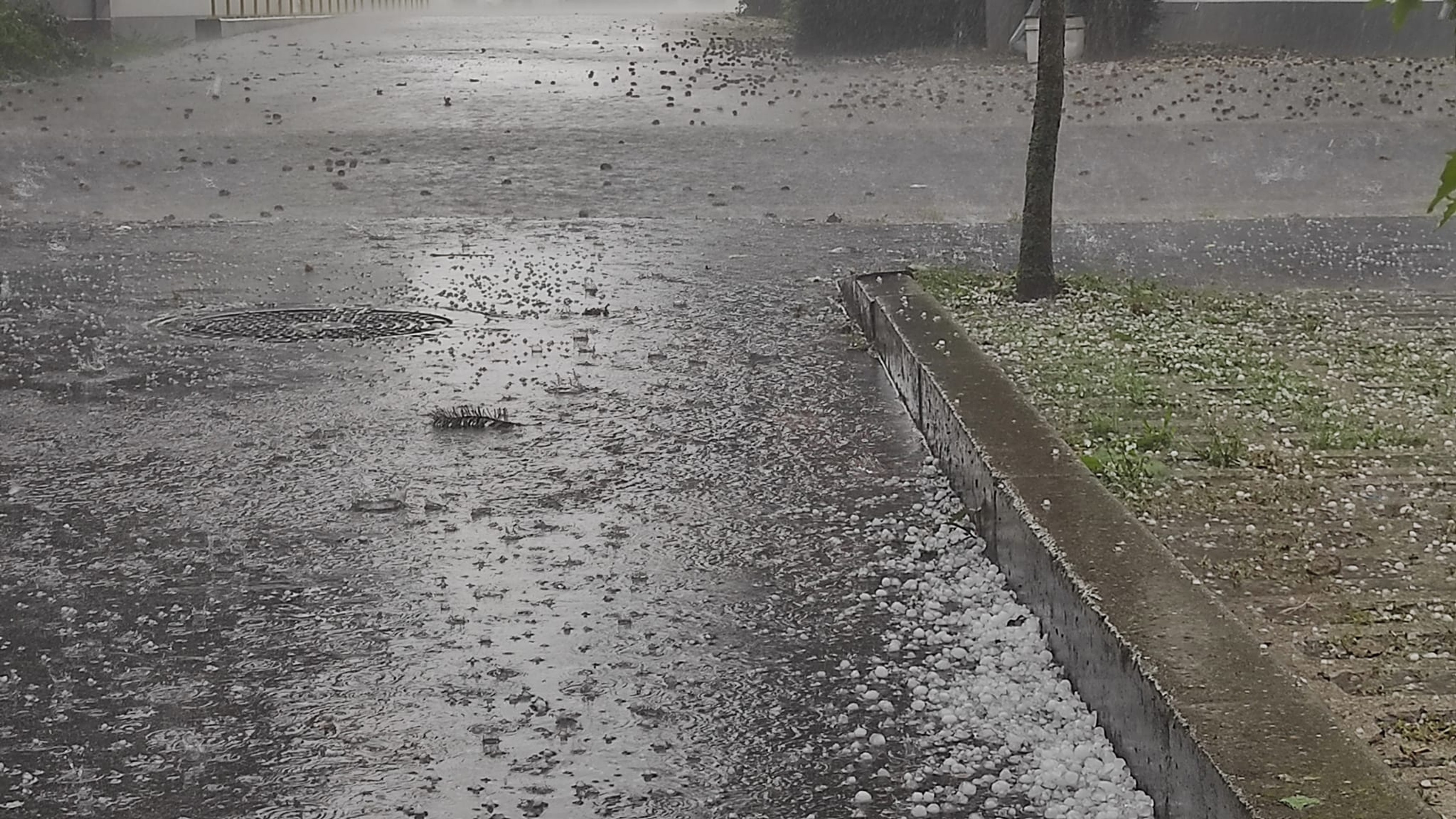 Búrka s krúpami v Trnave.