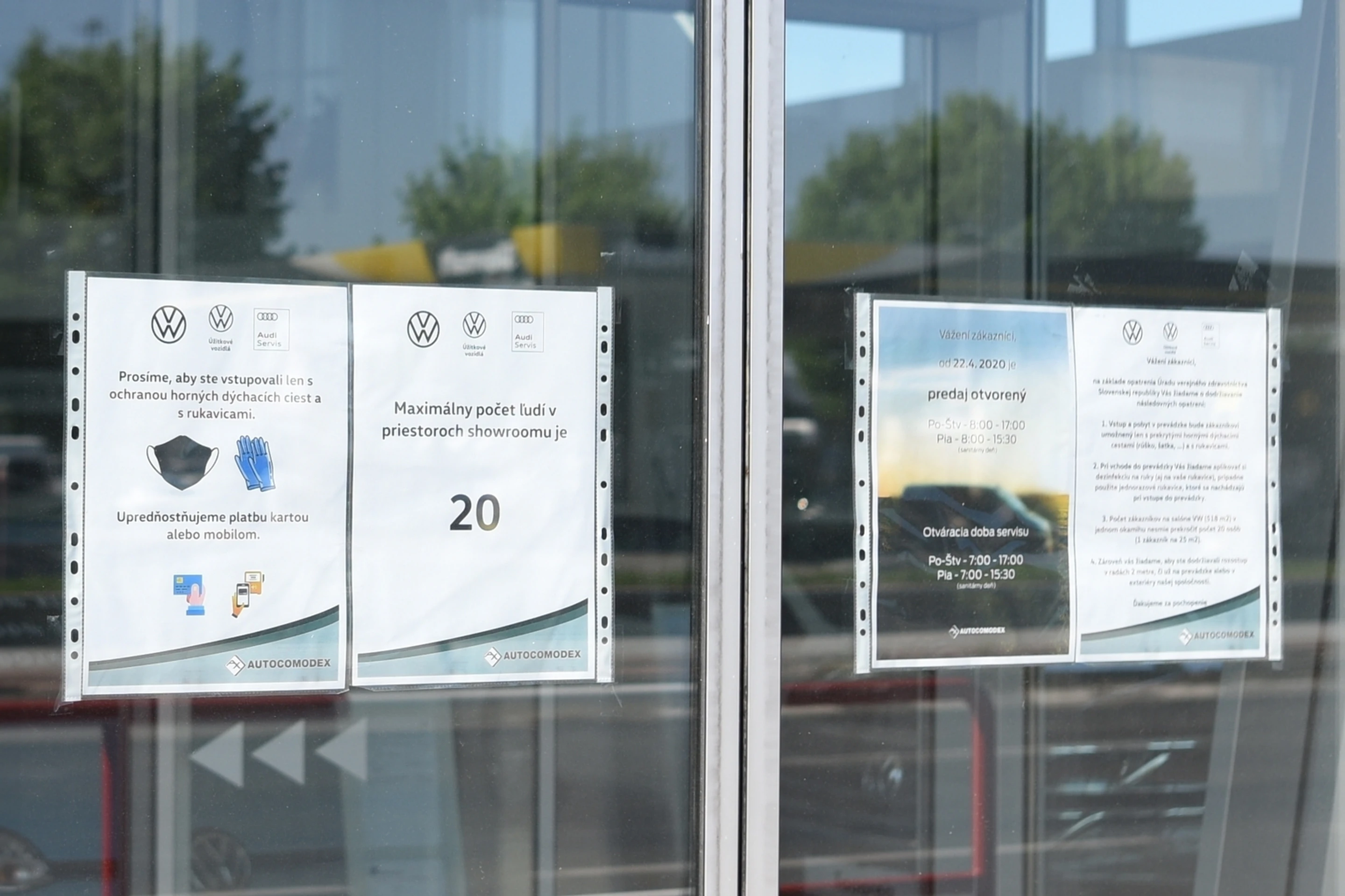 Zákazník v otvorenej predajni obuvi.