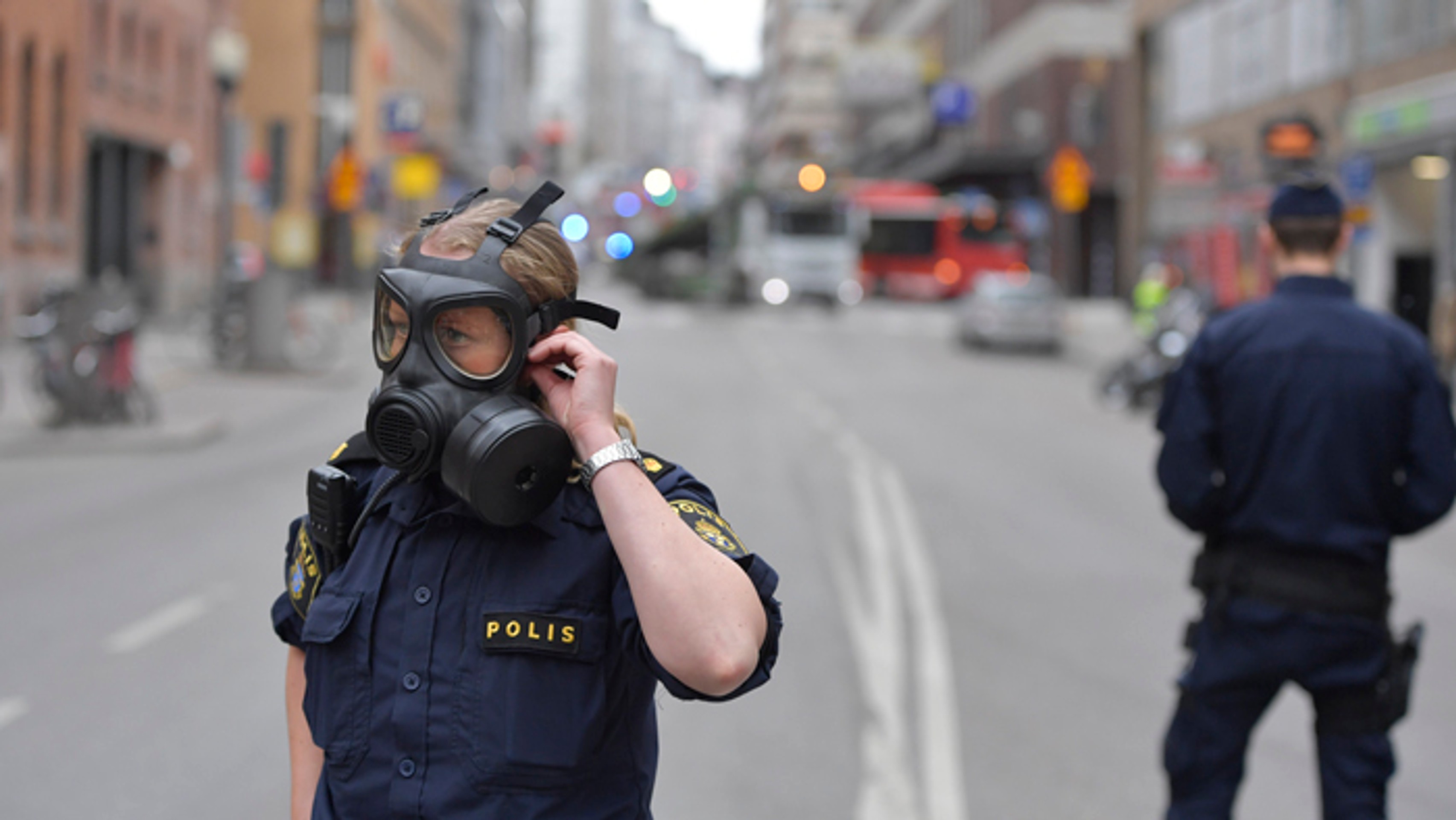 Policajtka na mieste v centre Štokholmu, kde nákladné auto zrazilo niekoľko ľudí.