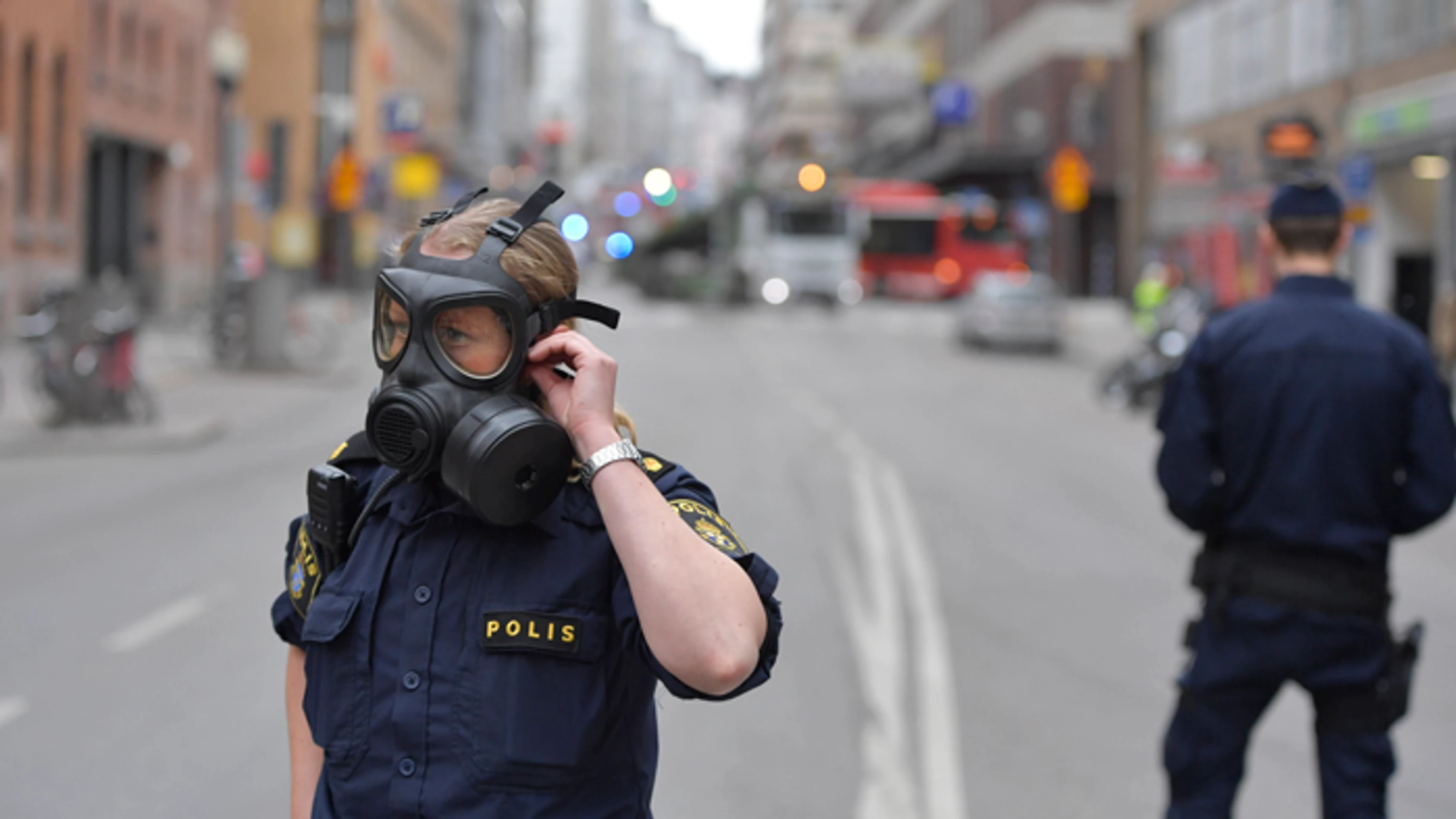 Policajtka na mieste v centre Štokholmu, kde nákladné auto zrazilo niekoľko ľudí.