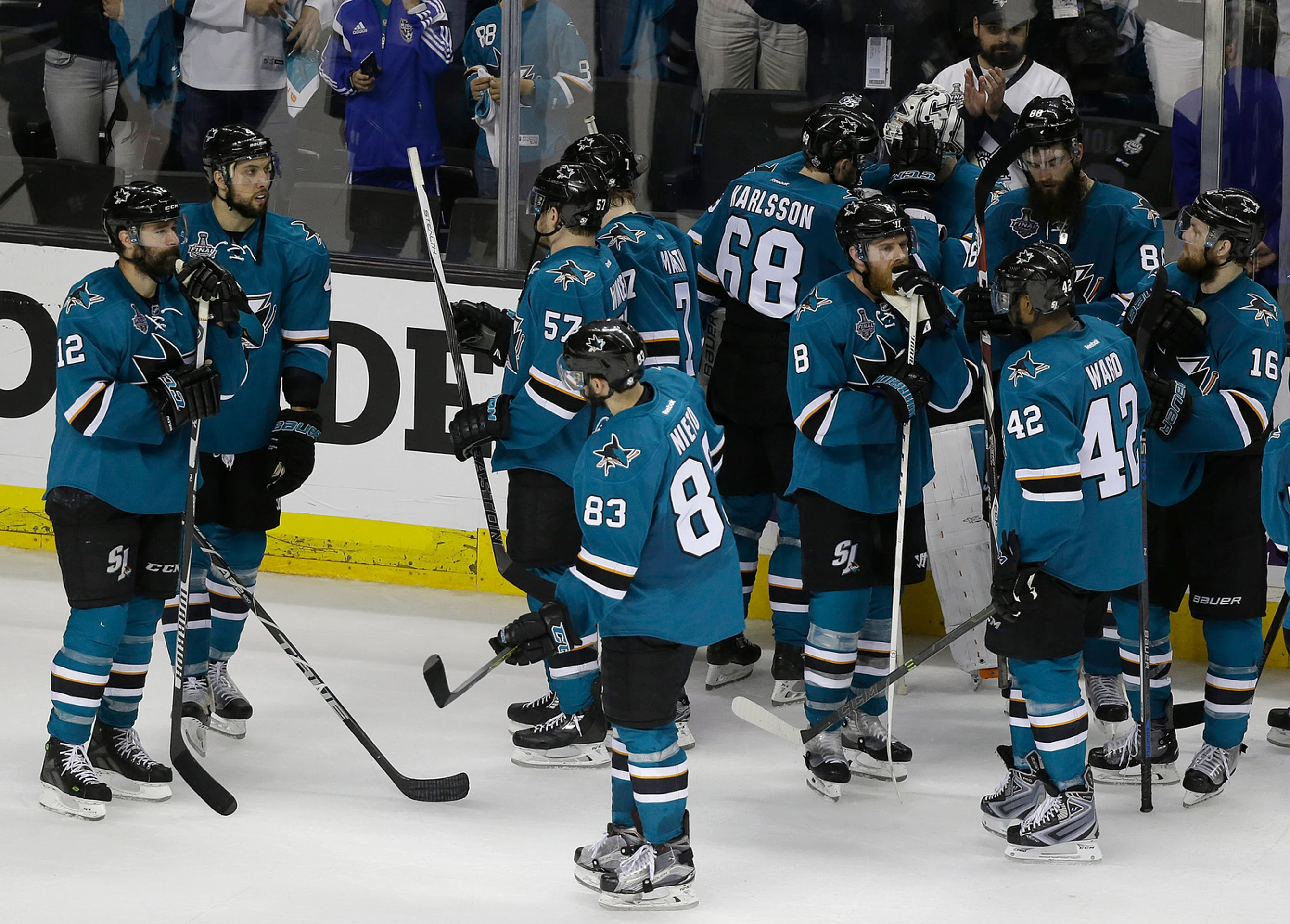 Sklamaní hráči Sharks odchádzajú z ľadu po prehre v šiestom zápase finále play off NHL.