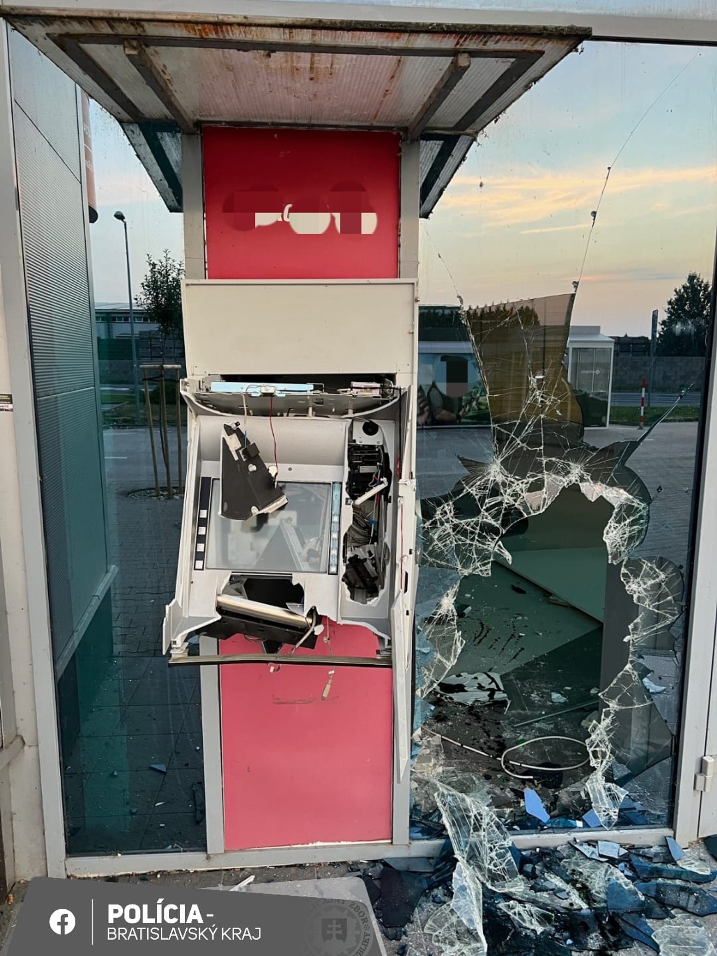 Poškodený bankomat v Dunajskej Lužnej.