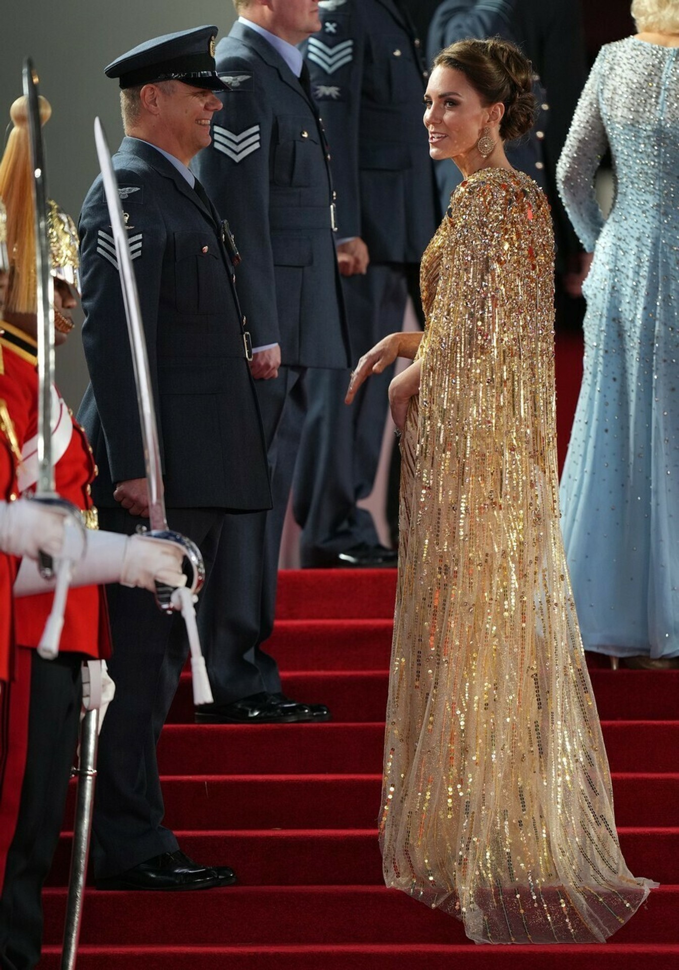 Kráľovská rodina na premiére novej bondovky.