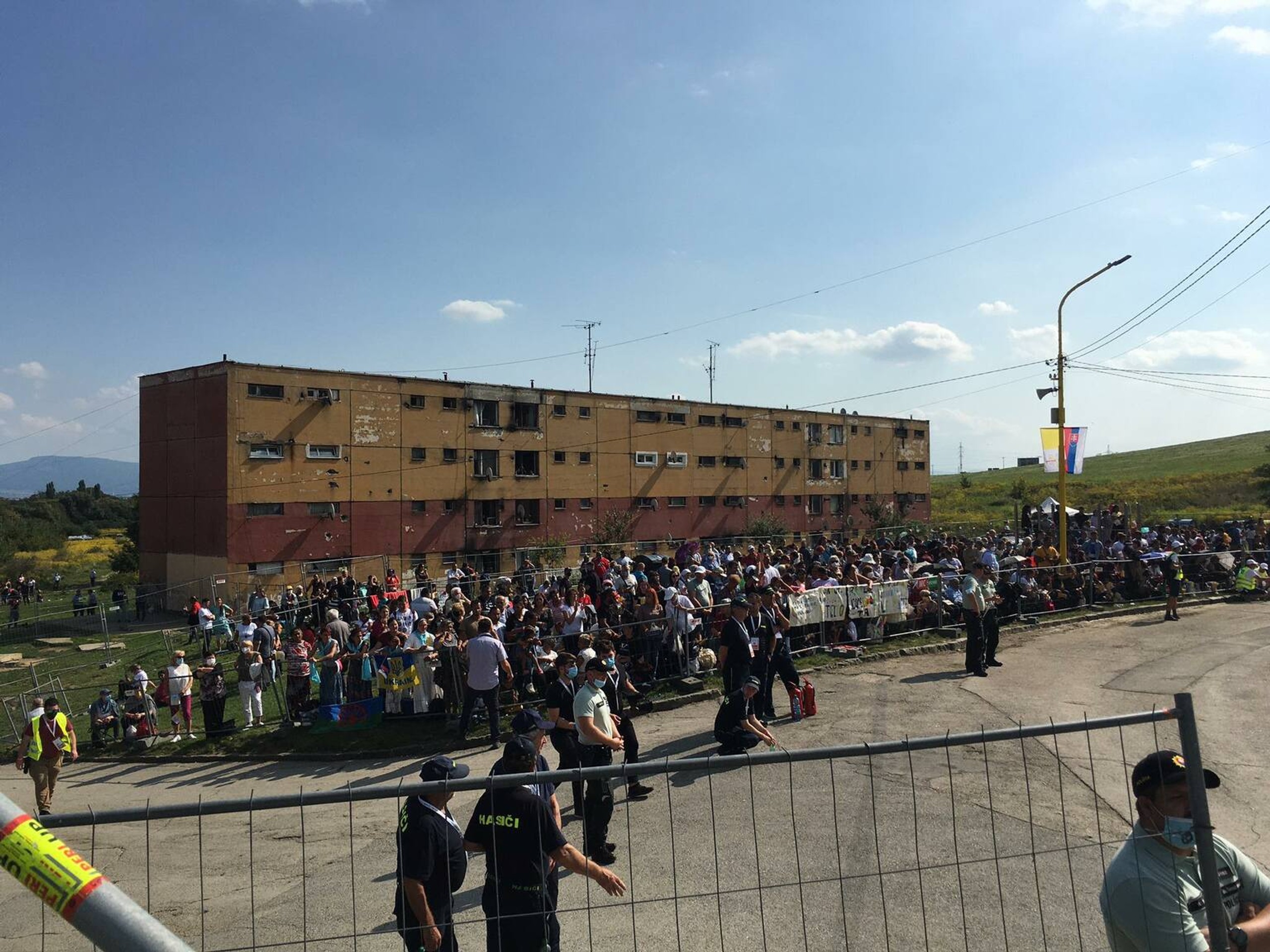 Ľudia na sídlisku Luník IX pred príchodom pápeža.