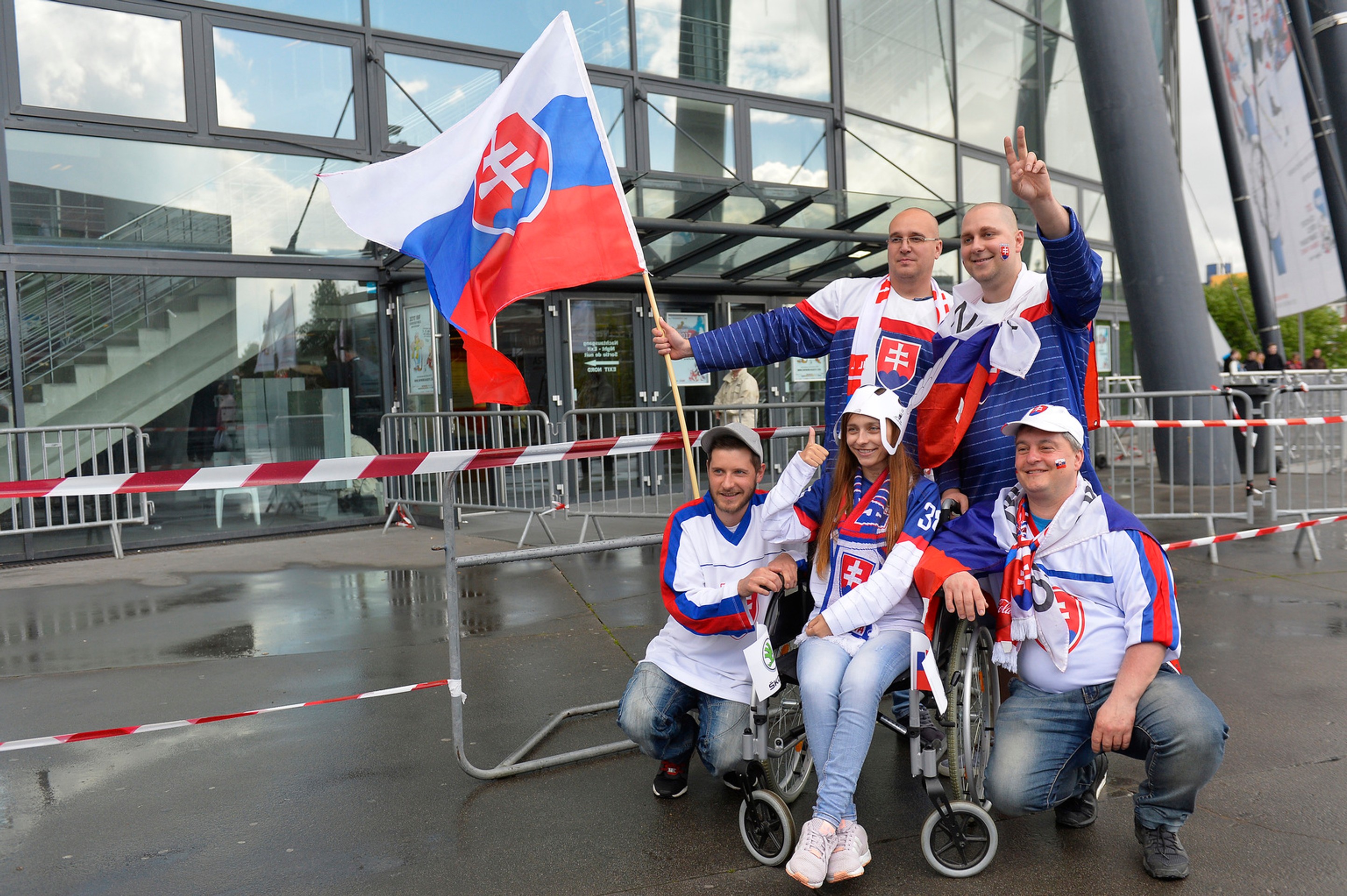 Na snímke slovenskí fanúšikovia pred začiatkom zápasu Slovensko - USA na MS v ľadovom hokeji  v Kolíne nad Rýnom.