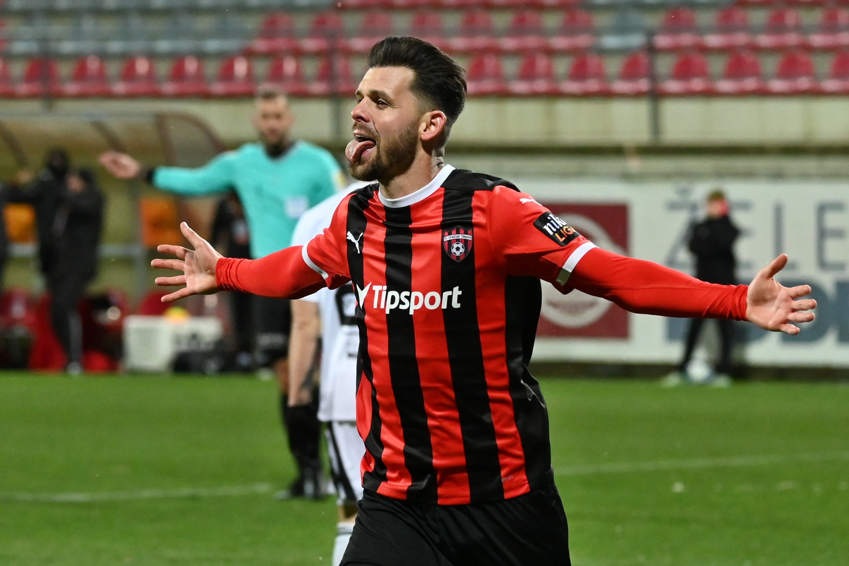 Trnavčan Michal Ďuriš sa raduje po strelení gólu v 15. kole Niké ligy v Podbrezovej.