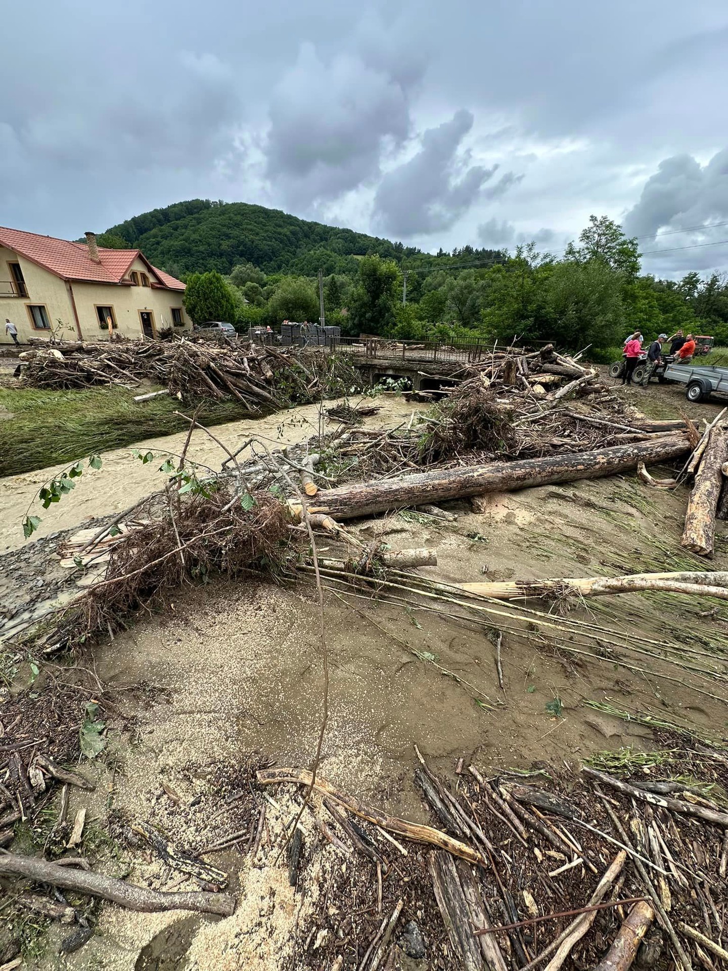 V obciach Ulič, Ubľa, Dúbrava a Michajlov zaplavilo domy i studne.