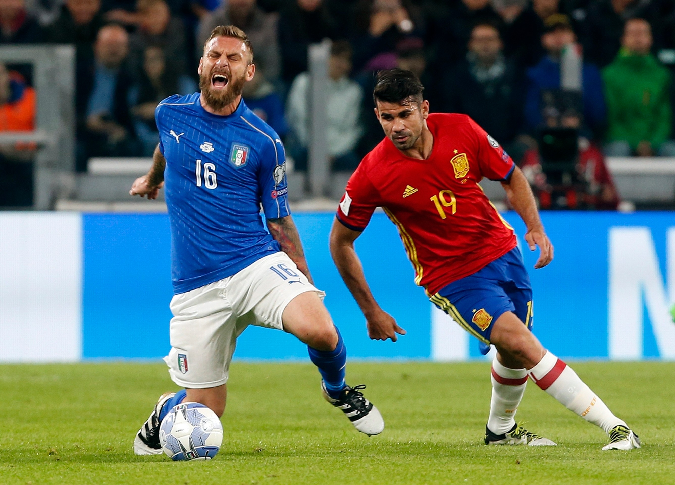 Talian Daniele De Rossi (vľavo) proti Španielovi Diegovi Costovi v kvalifikácii MS 2018.