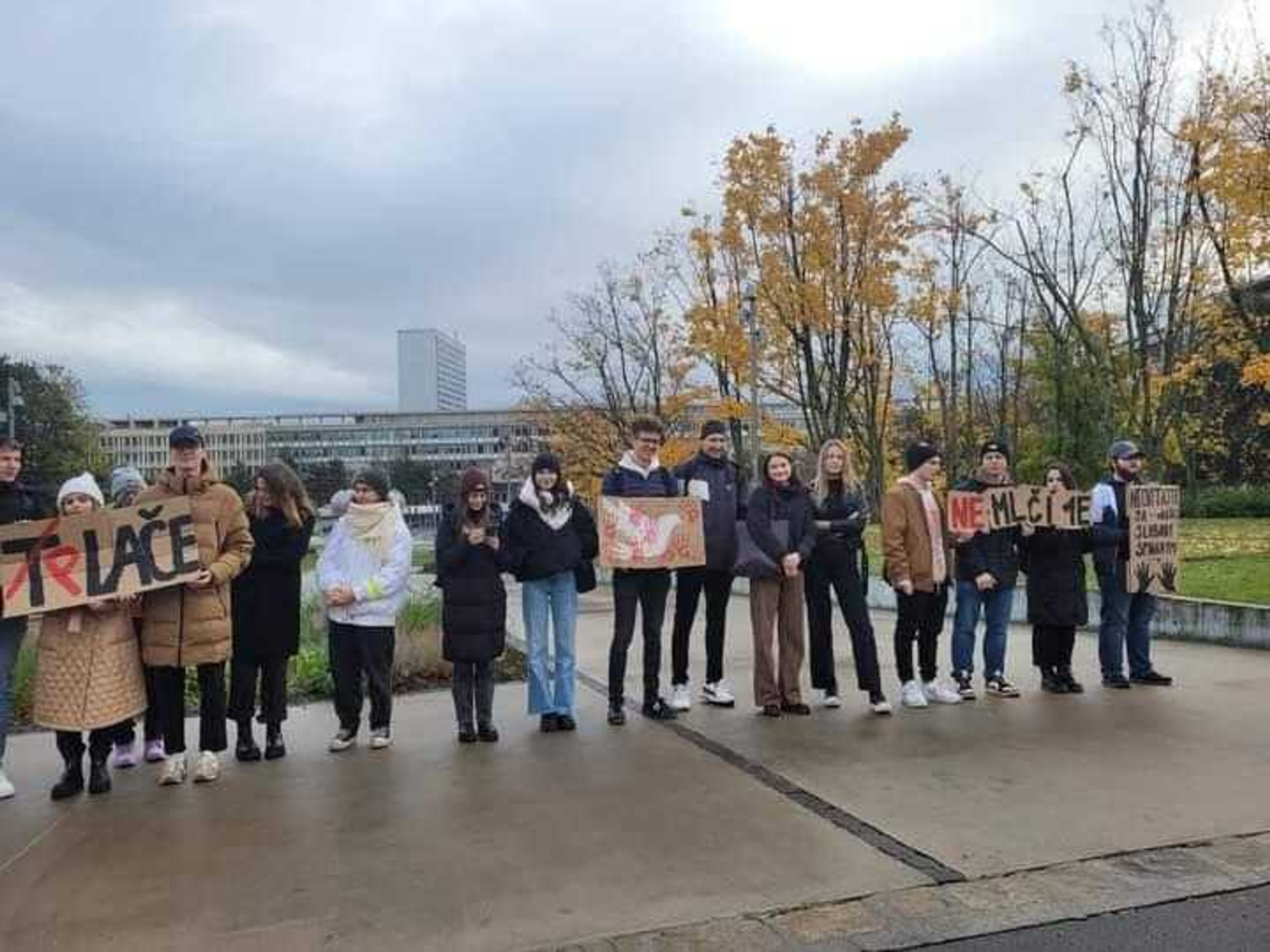 Tichý protest študentov žurnalistiky pre Úradom vlády SR