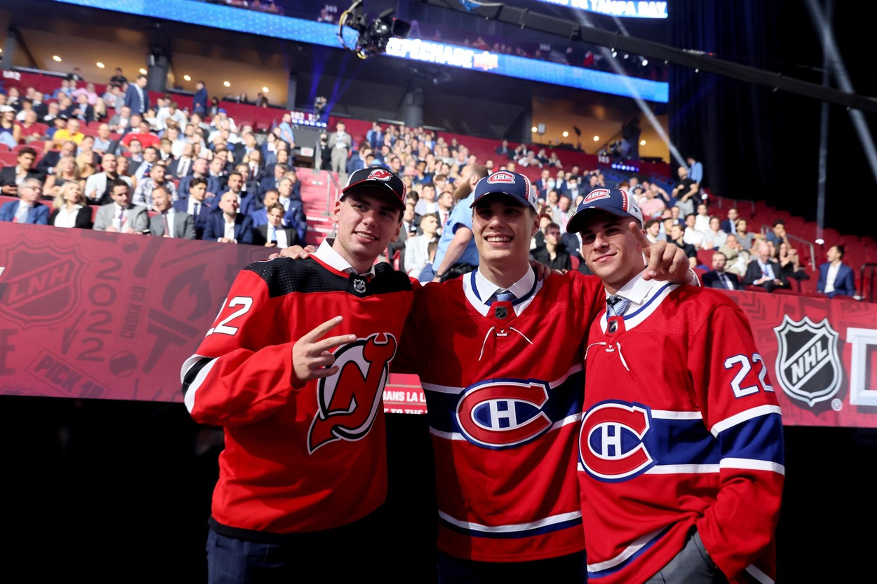 Šimon Nemec, Juraj Slafkovský a Filip Mešár na spoločnej fotografii z draftu do NHL. 