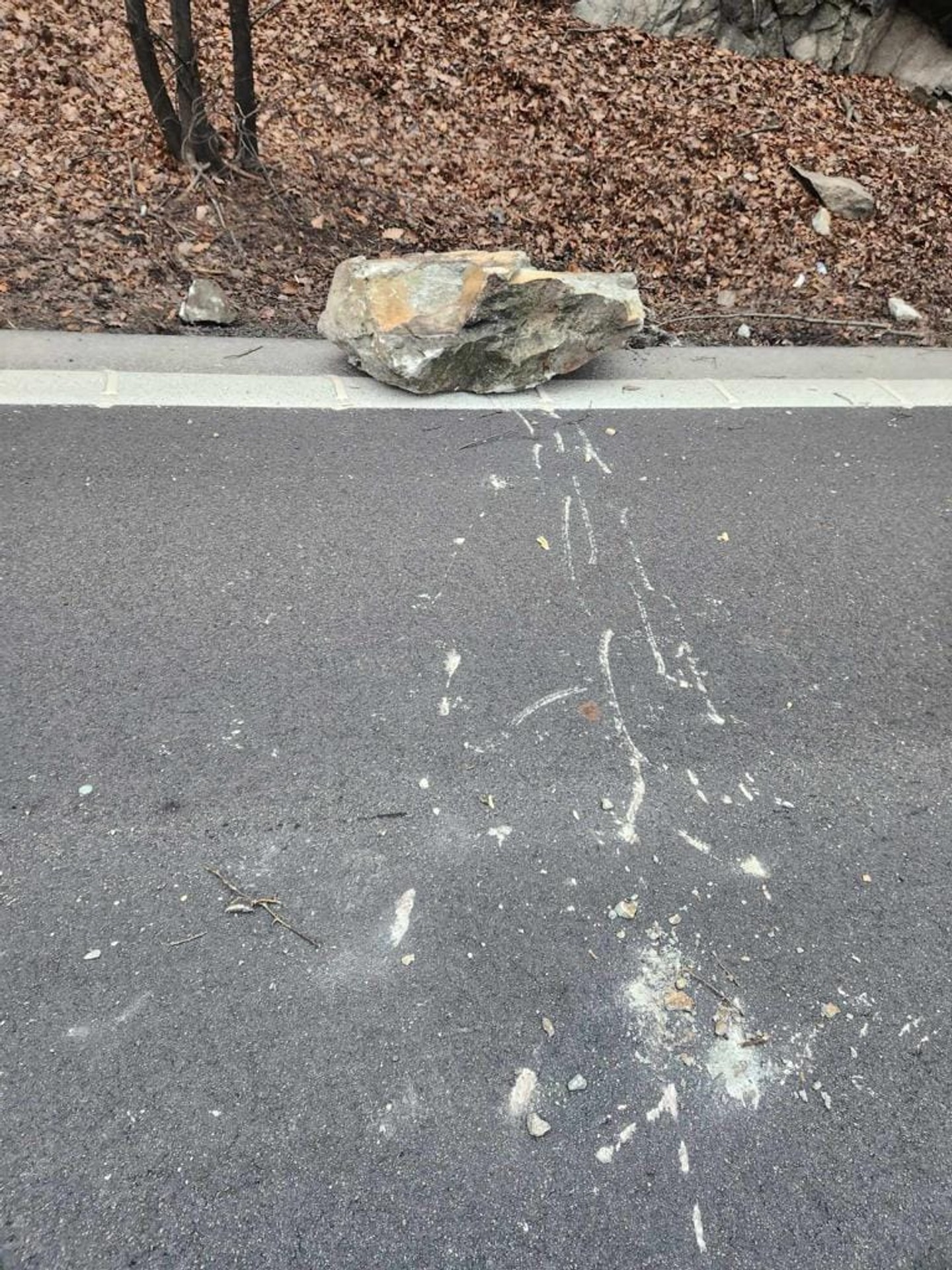 Skaly na ceste pod Strečnom padali na vozovku.