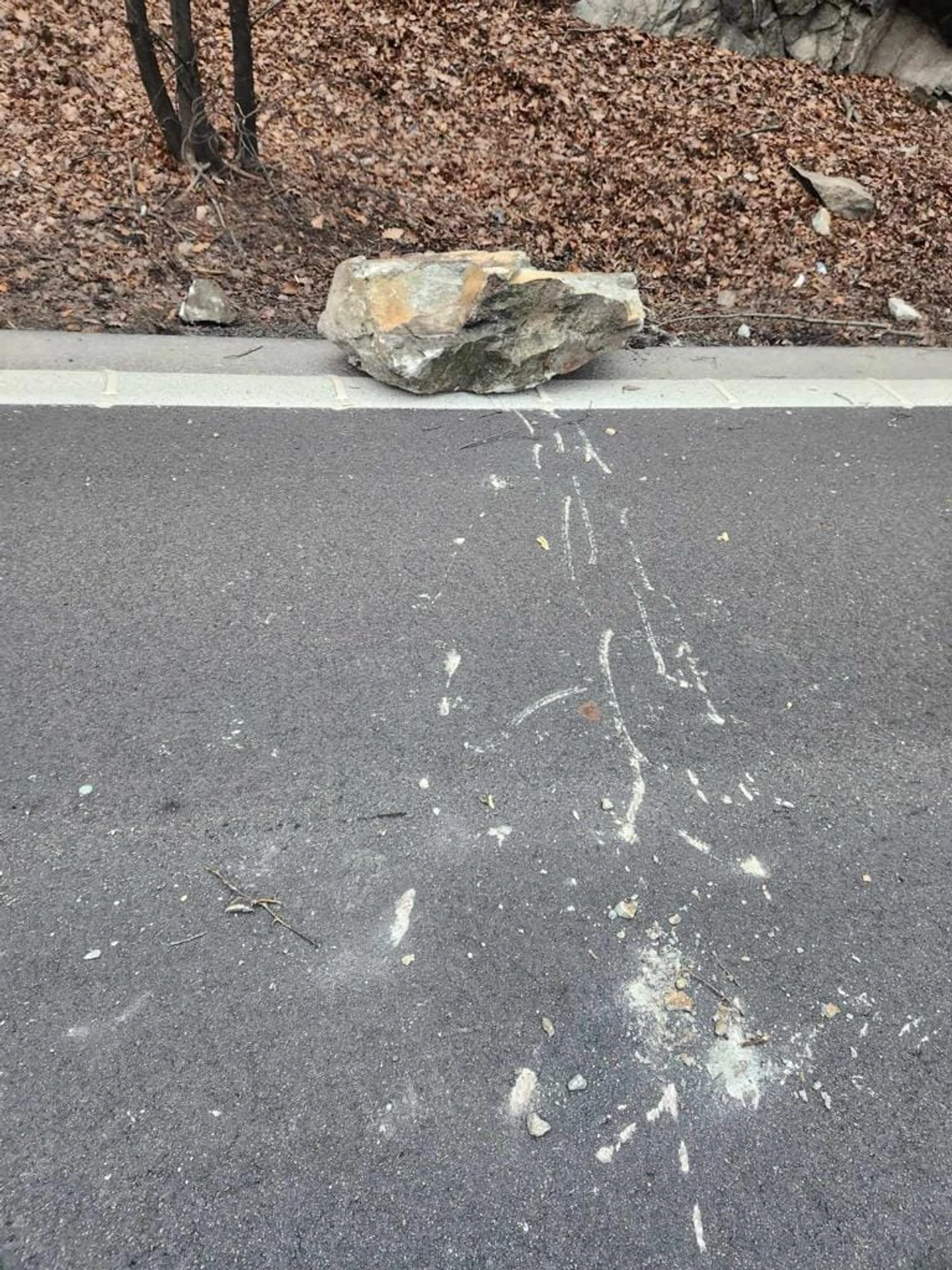 Skaly na ceste pod Strečnom padali na vozovku.