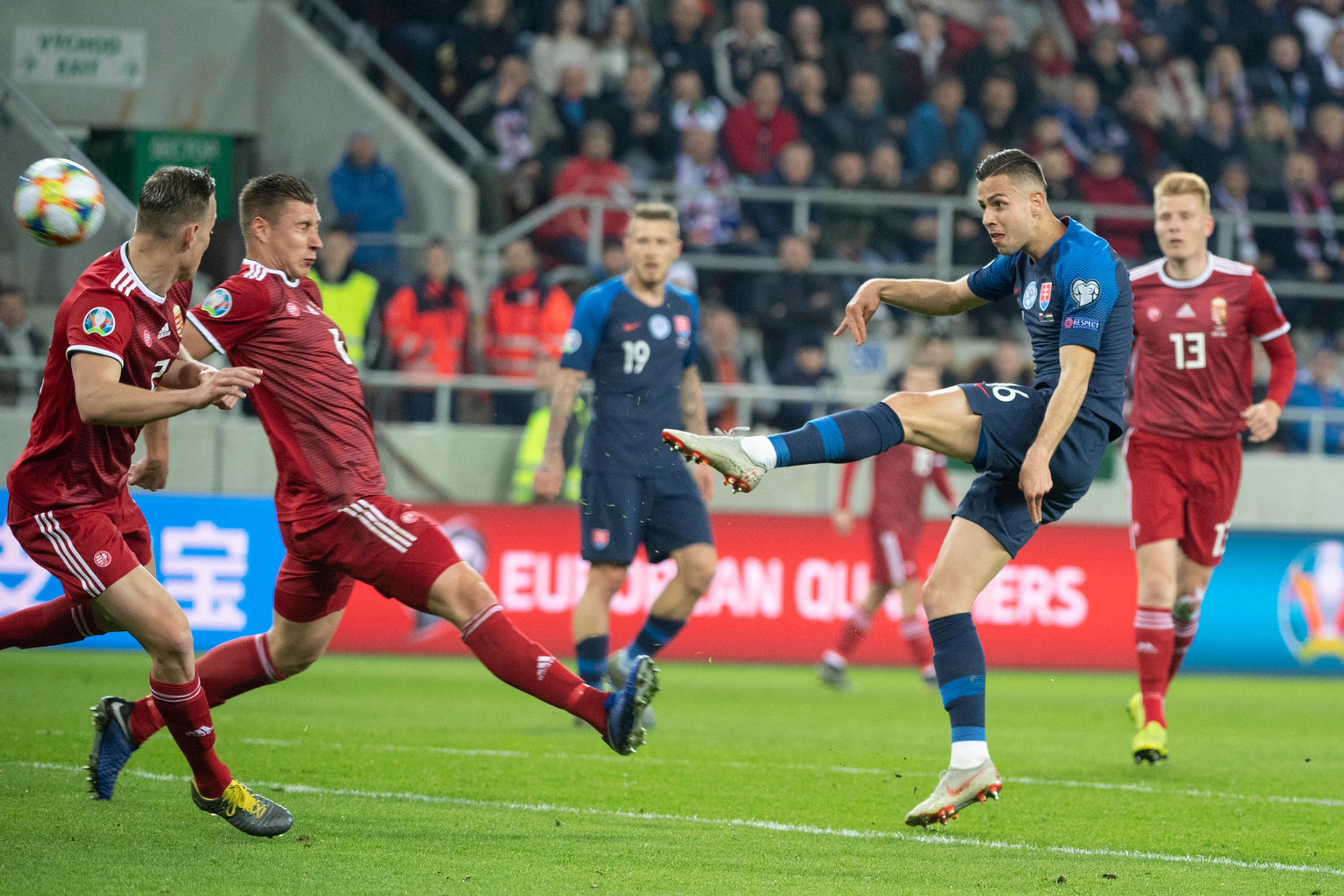 Na snímke zľava Maďari Ádam Lang, Willi Orban a Dávid Hancko v kvalifikácii ME 2020.