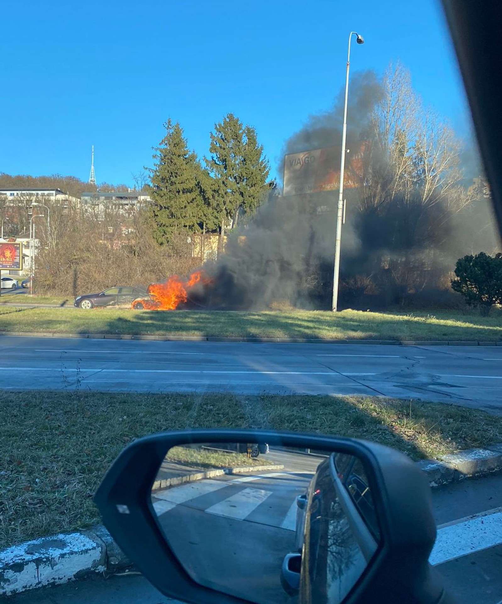 Požiar auta na bratislavskej Patrónke.